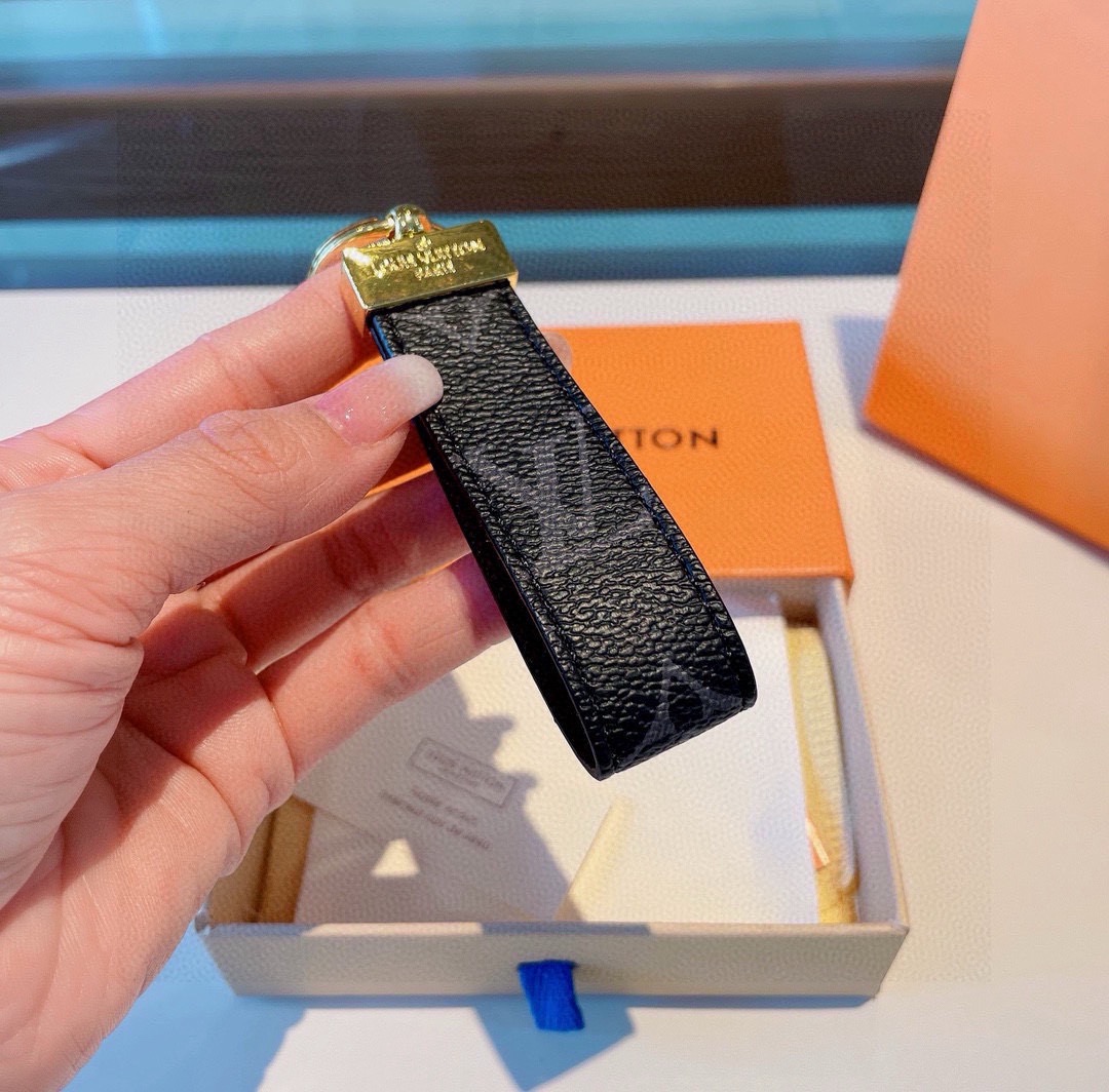 🔥LV 经典老花棋格钥匙扣，而且经久耐用， 是 Dragonne 钥匙扣理想的材质，可打造这款兼具实用性
