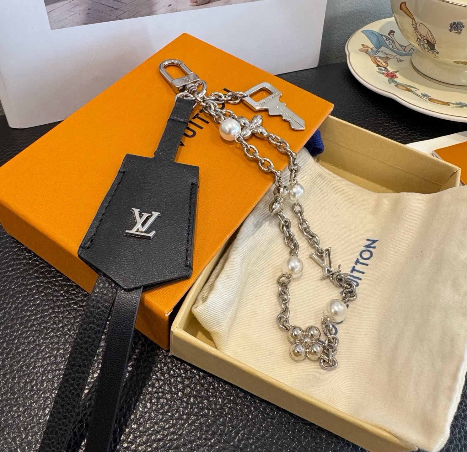LV钥匙扣 官网新款 包包链条挂件 多功能链条 包饰&包包挂件本款链条包饰出自路易威登为耀目链条交错排布