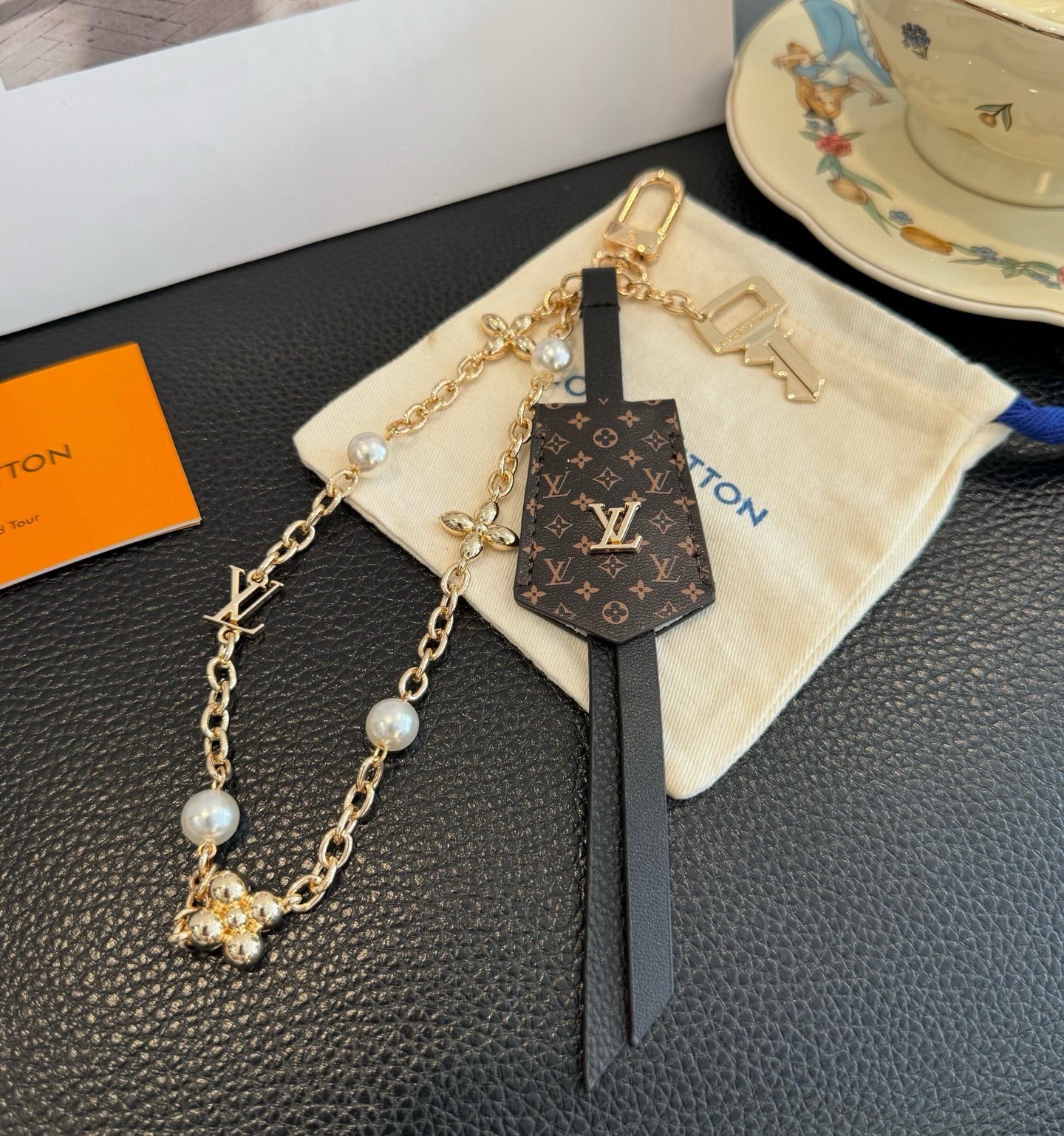 LV钥匙扣 官网新款 包包链条挂件 多功能链条 包饰&包包挂件本款链条包饰出自路易威登为耀目链条交错排布