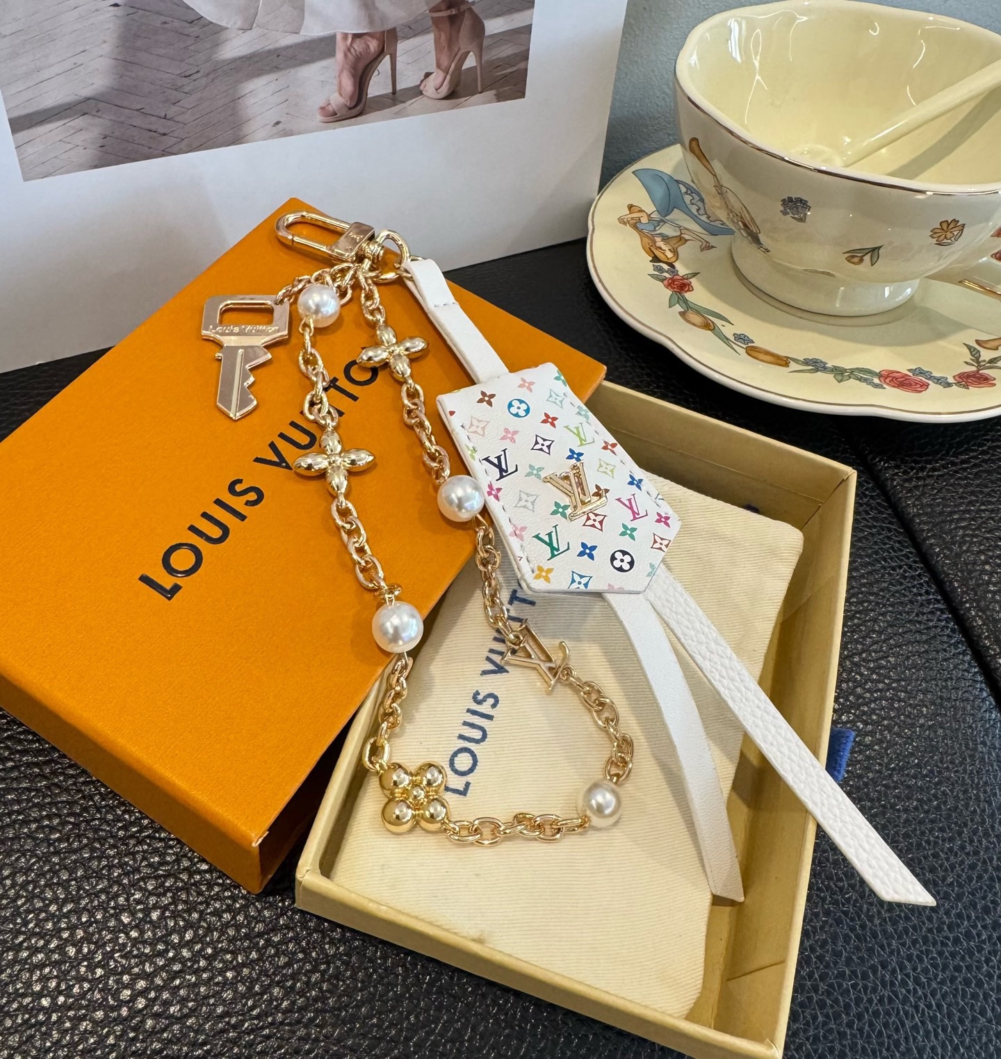 LV钥匙扣 官网新款 包包链条挂件 多功能链条 包饰&包包挂件本款链条包饰出自路易威登为耀目链条交错排布