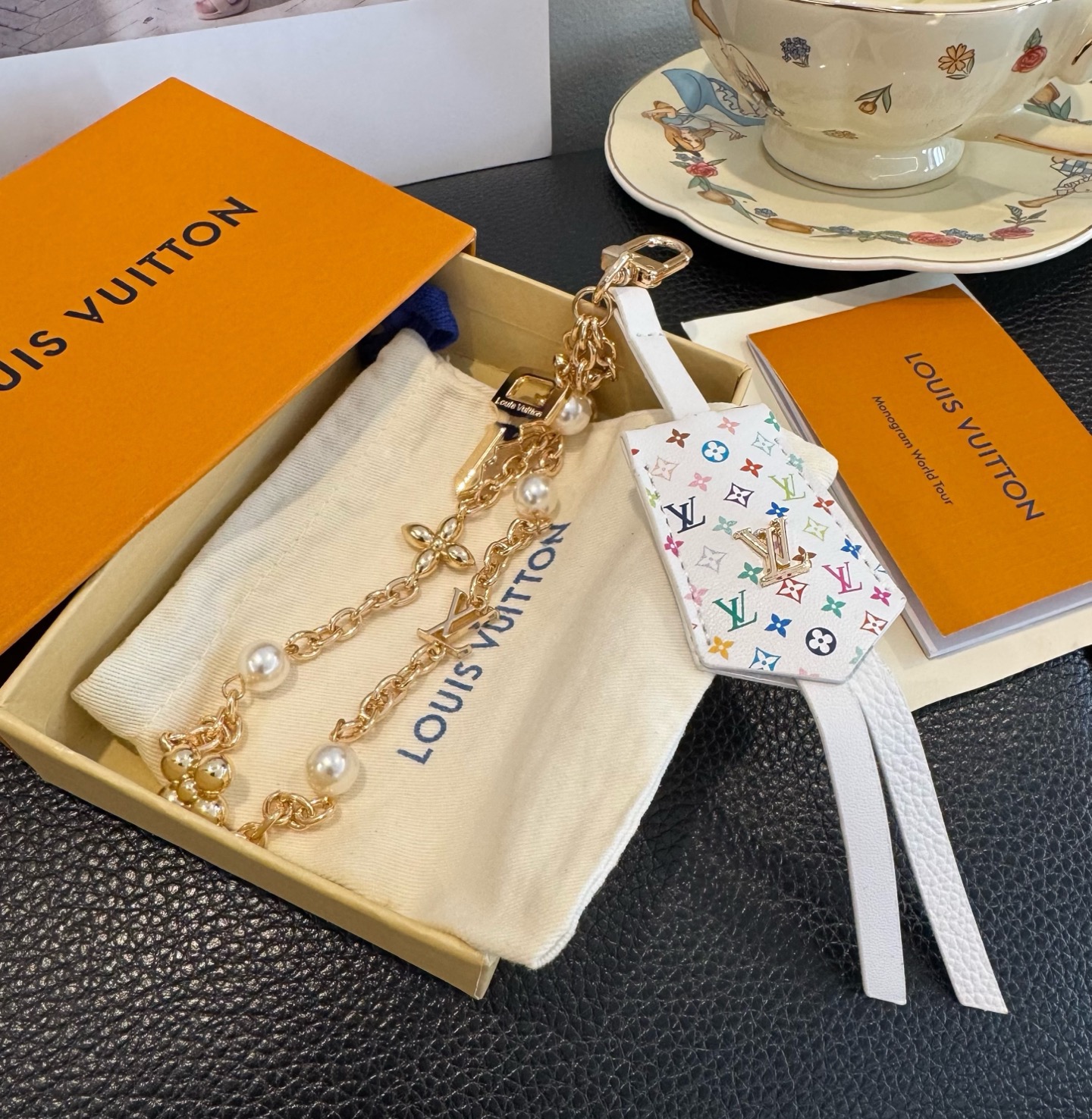 LV钥匙扣 官网新款 包包链条挂件 多功能链条 包饰&包包挂件本款链条包饰出自路易威登为耀目链条交错排布