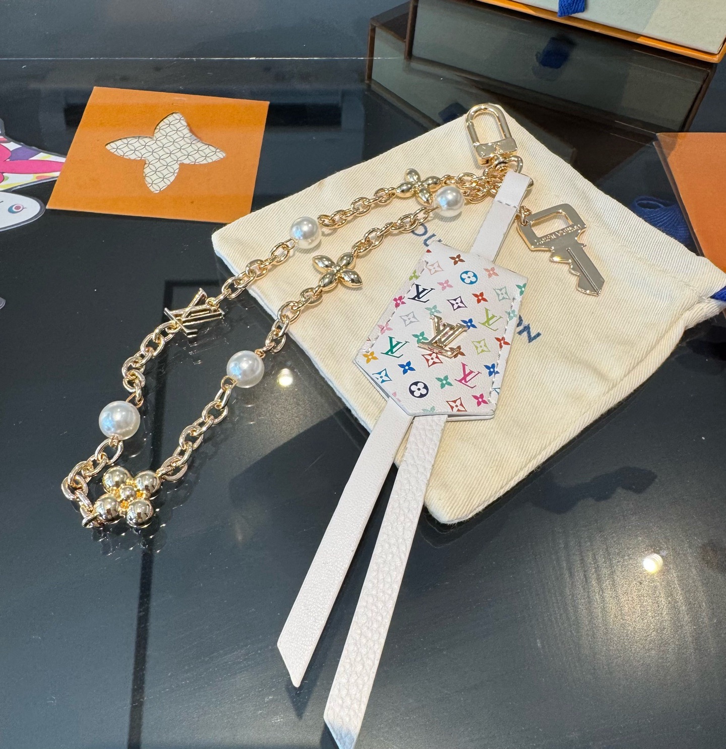 LV钥匙扣 官网新款 包包链条挂件 多功能链条 包饰&包包挂件本款链条包饰出自路易威登为耀目链条交错排布