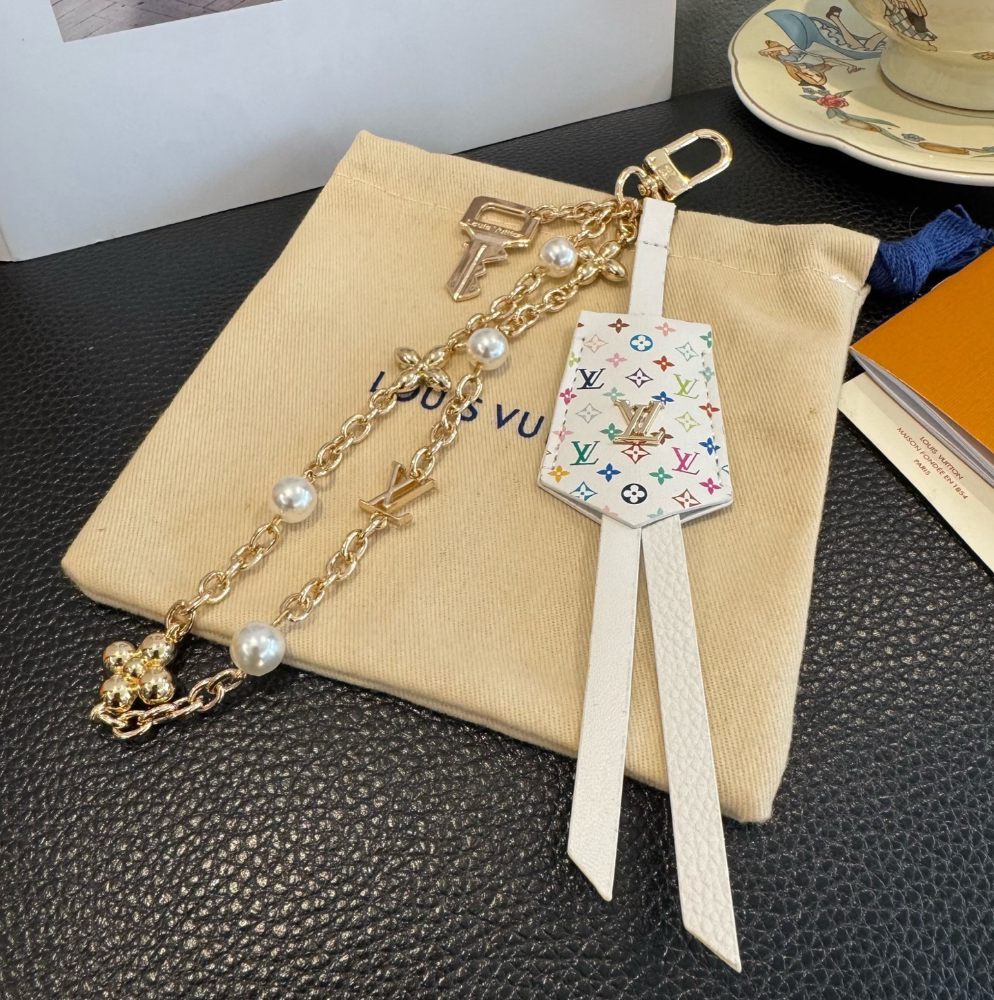 LV钥匙扣 官网新款 包包链条挂件 多功能链条 包饰&包包挂件本款链条包饰出自路易威登为耀目链条交错排布