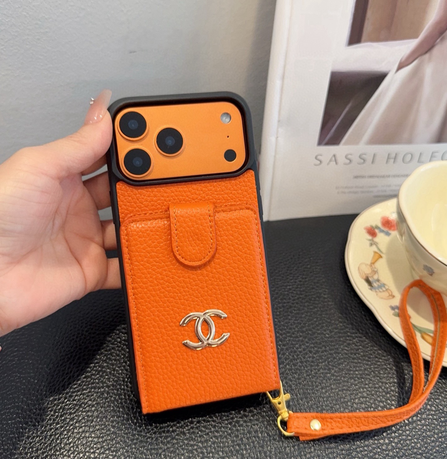 [庆祝][庆祝][庆祝]新品上架，香奈儿卡包手机壳 手腕带手机壳 大双C logo，手感柔软舒适！型号：