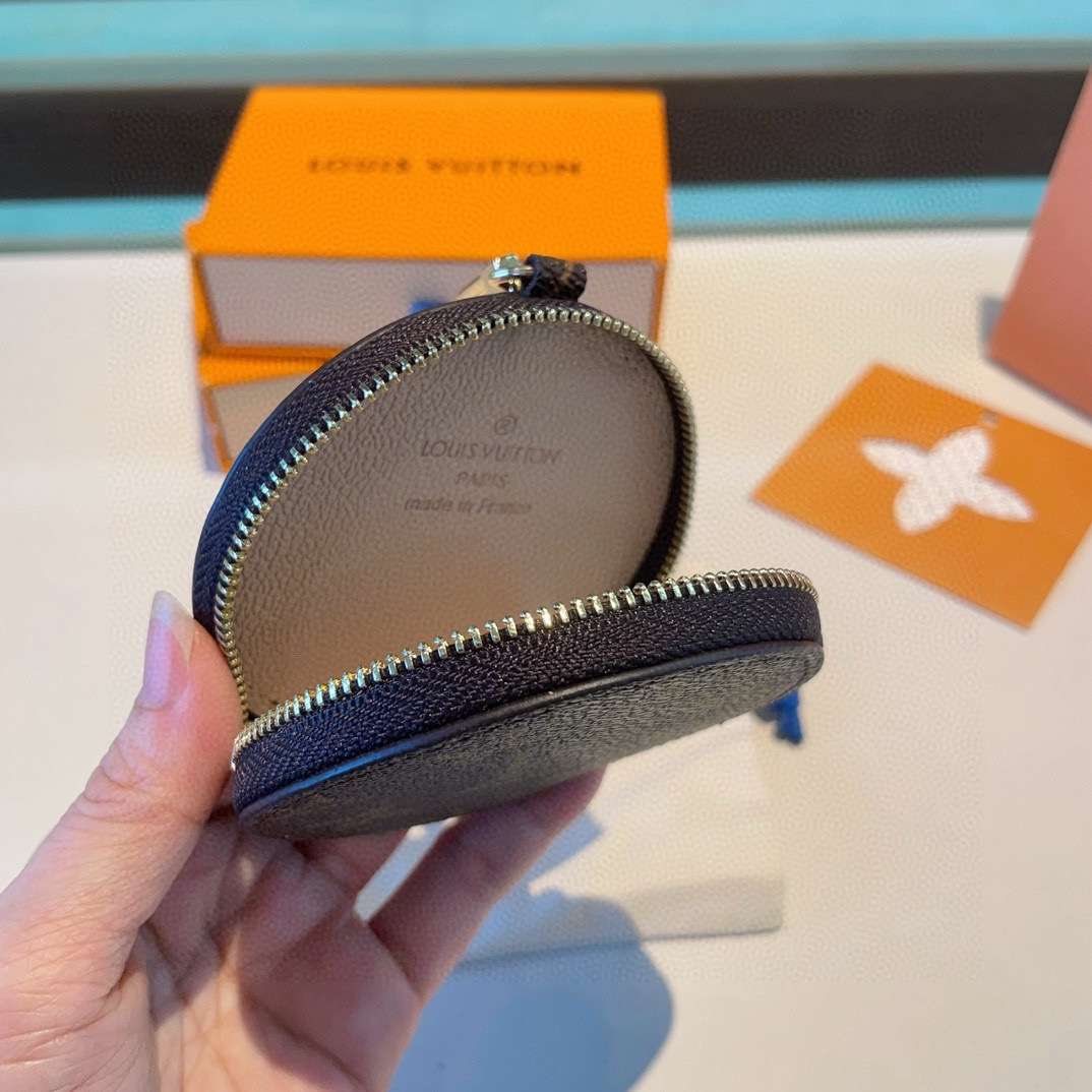 🔥Louis Vuitton老花包包挂饰、小零钱包。Lv包饰挂件钥匙扣、独家原单货，标志性老花超级百搭，
