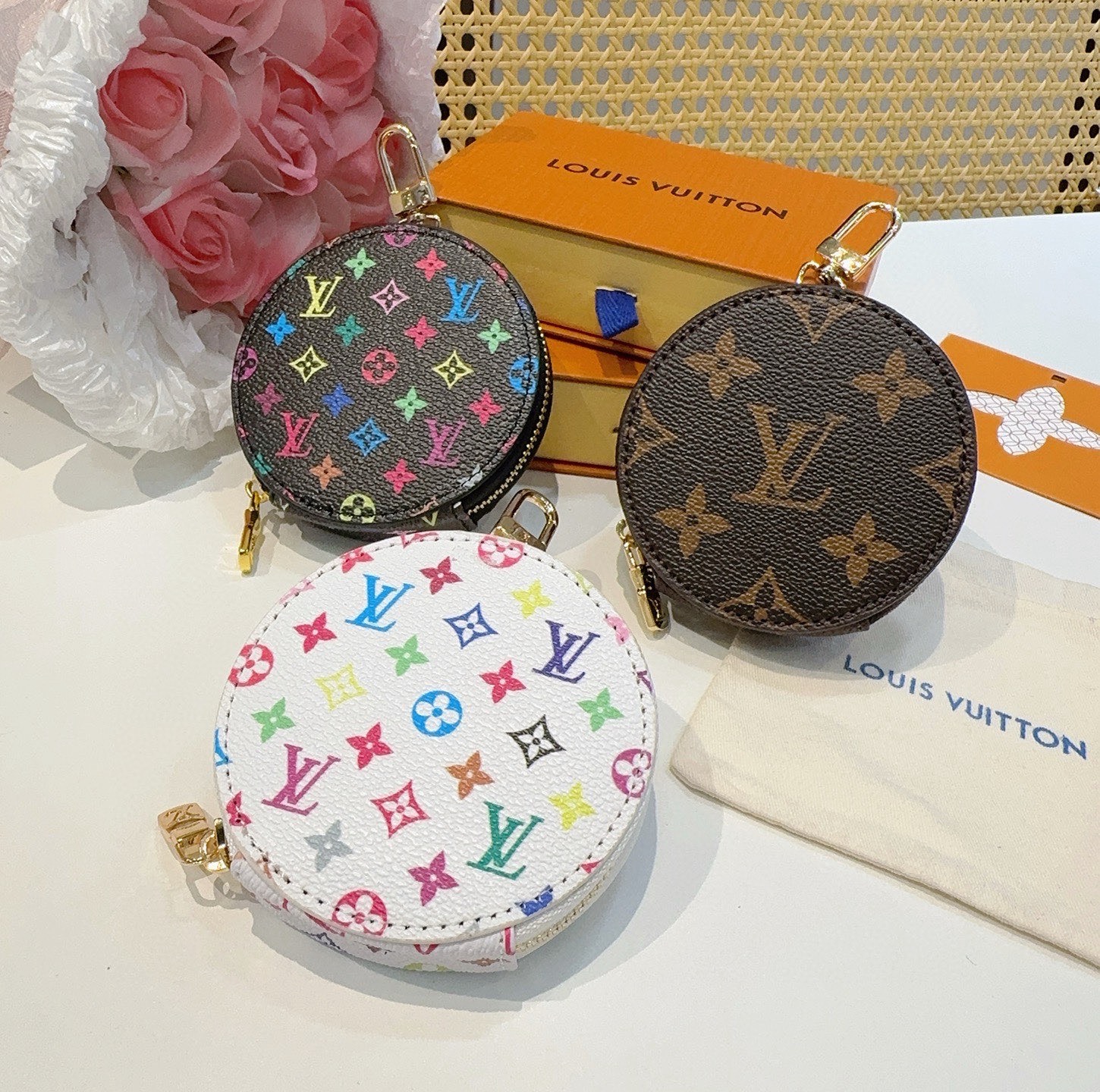 🔥Louis Vuitton老花包包挂饰、小零钱包。Lv包饰挂件钥匙扣、独家原单货，标志性老花超级百搭，
