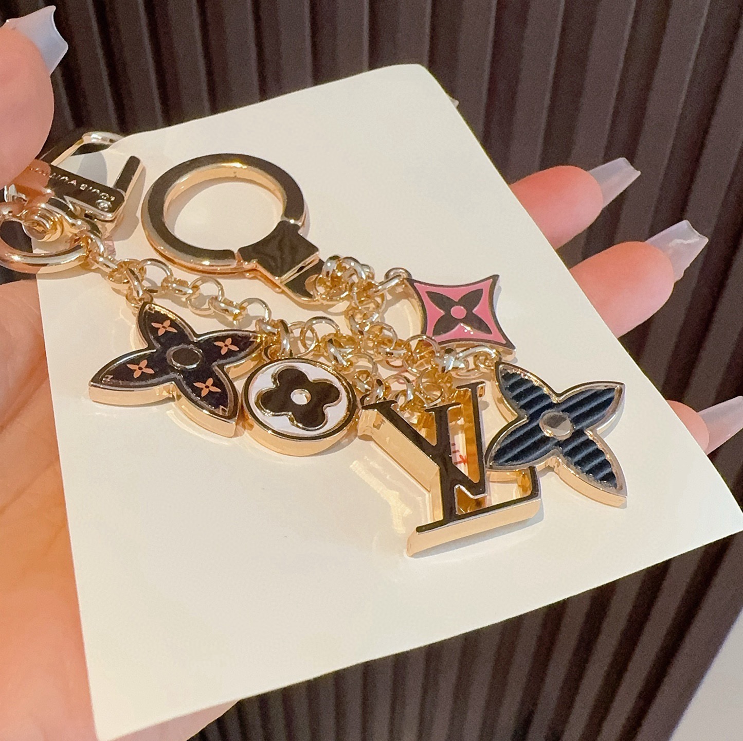 🔥lv钥匙扣 包包挂件挂饰SPring Street Chain 包饰将 Monogram 花卉和 LV