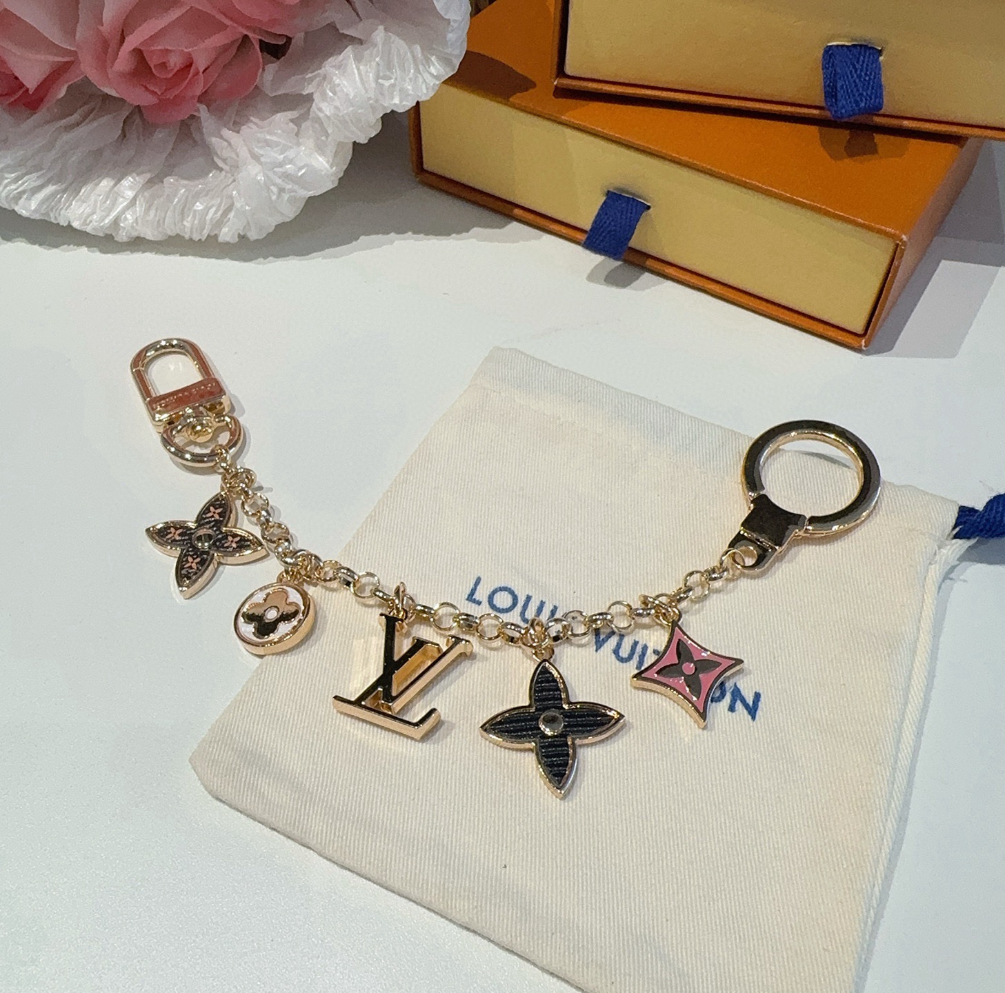 🔥lv钥匙扣 包包挂件挂饰SPring Street Chain 包饰将 Monogram 花卉和 LV