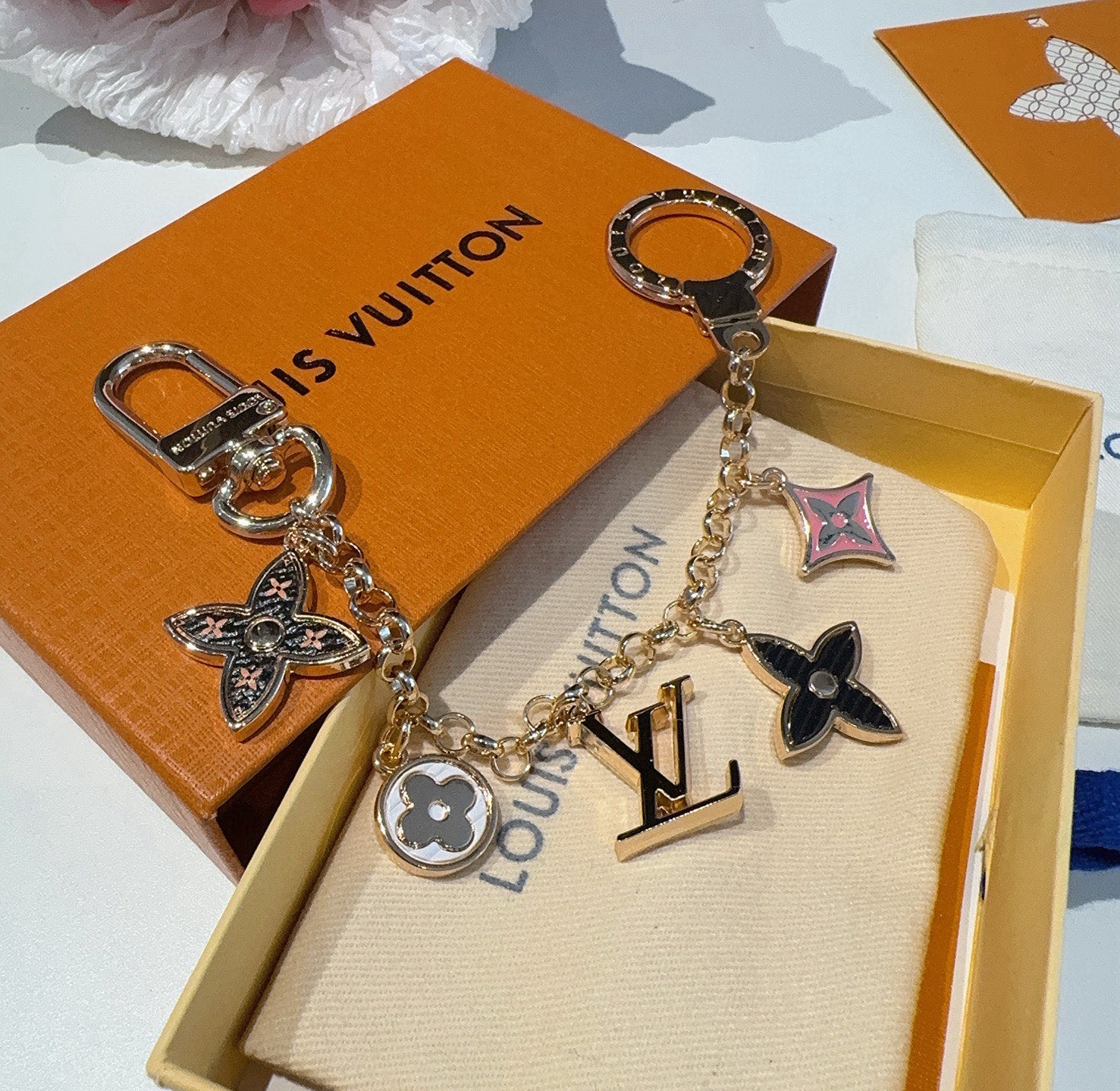 🔥lv钥匙扣 包包挂件挂饰SPring Street Chain 包饰将 Monogram 花卉和 LV