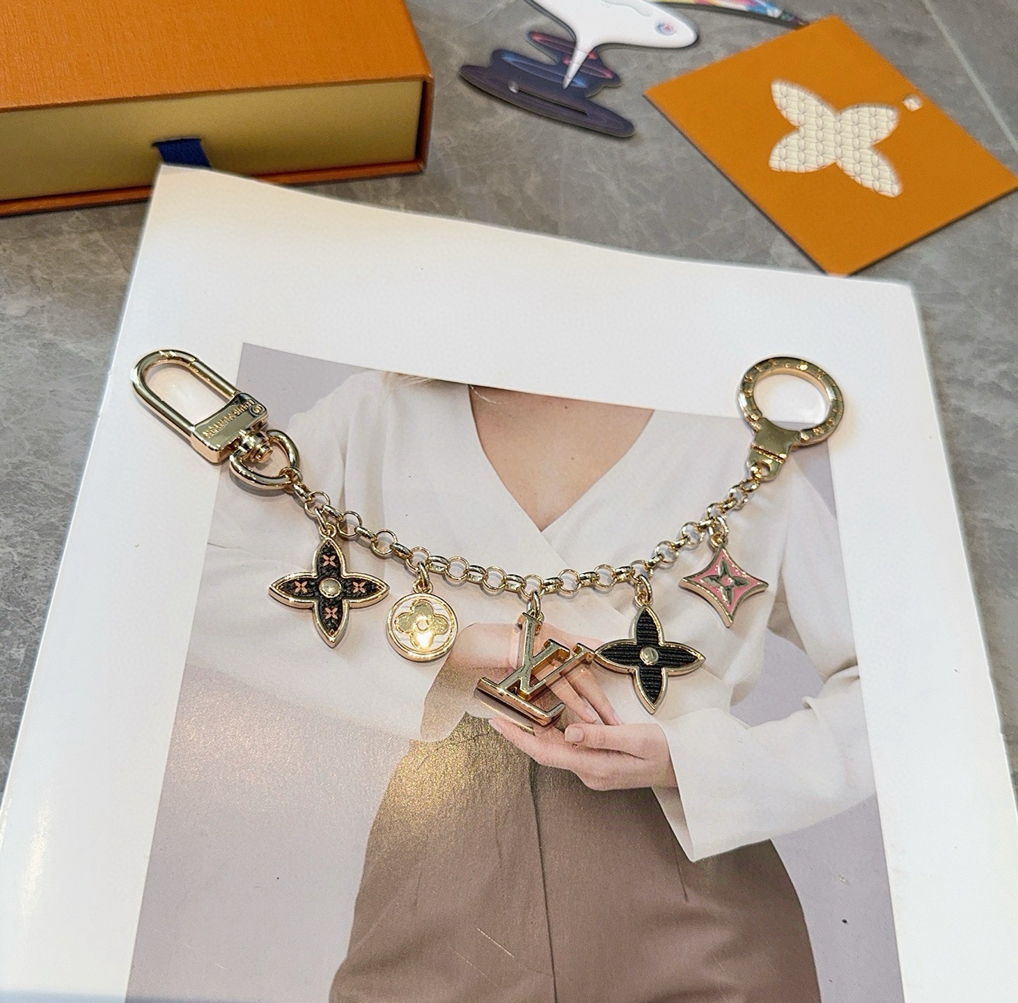 🔥lv钥匙扣 包包挂件挂饰SPring Street Chain 包饰将 Monogram 花卉和 LV