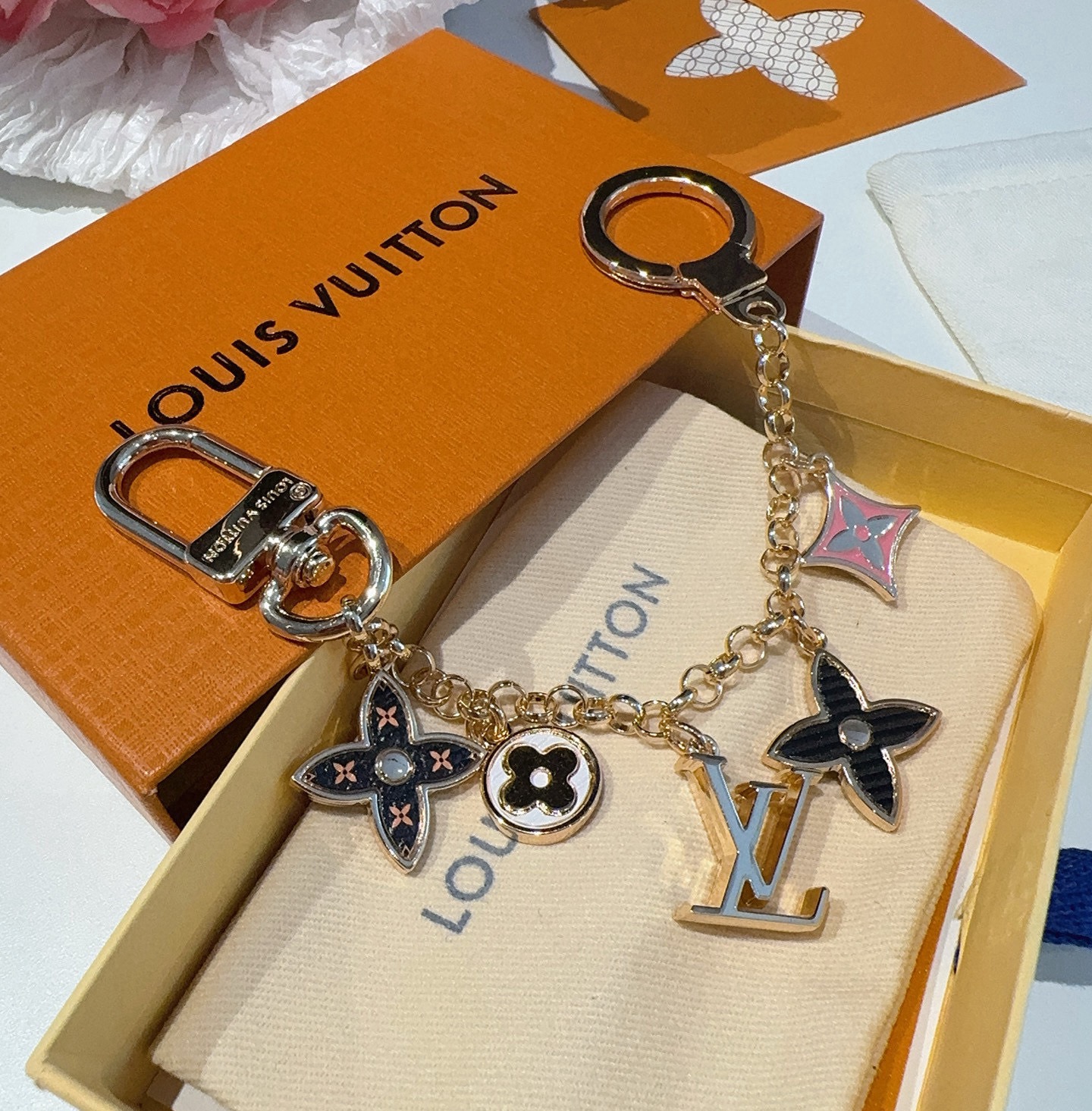 🔥lv钥匙扣 包包挂件挂饰SPring Street Chain 包饰将 Monogram 花卉和 LV