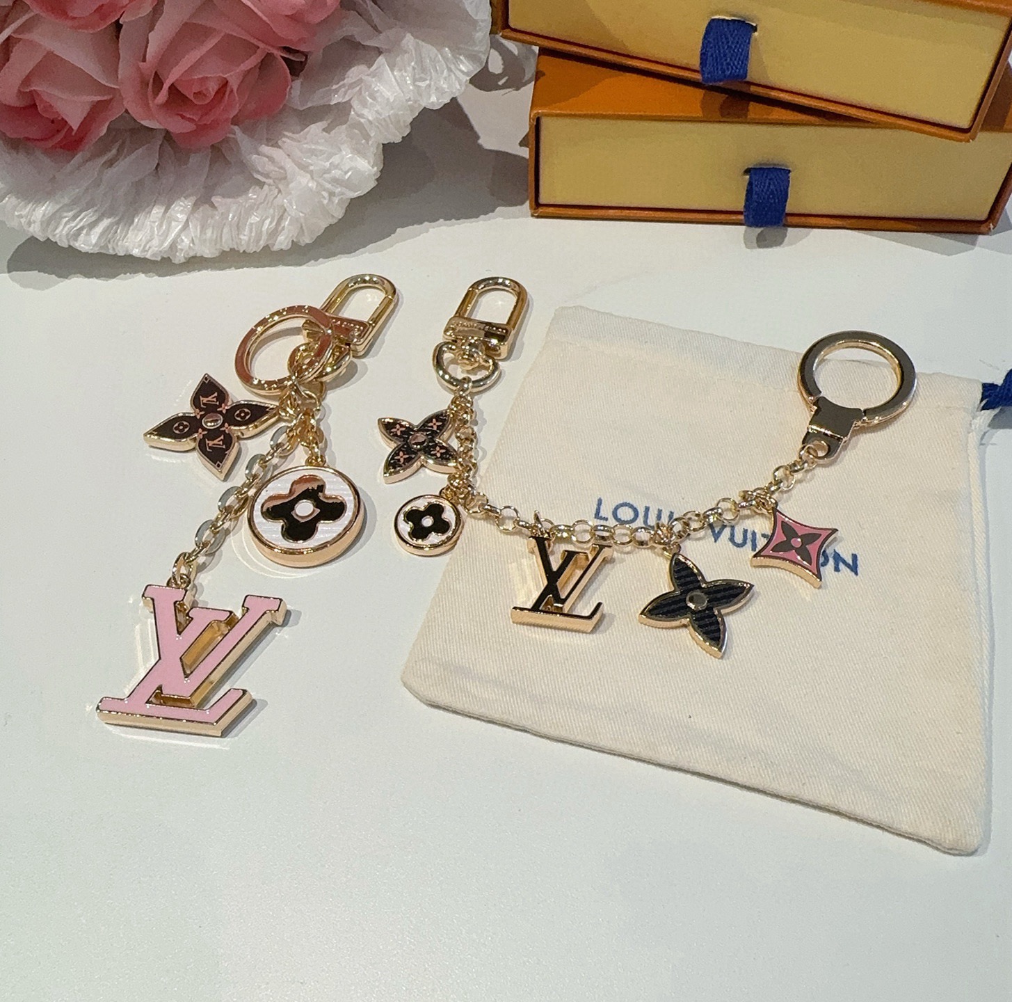 🔥lv钥匙扣 包包挂件挂饰SPring Street Chain 包饰将 Monogram 花卉和 LV