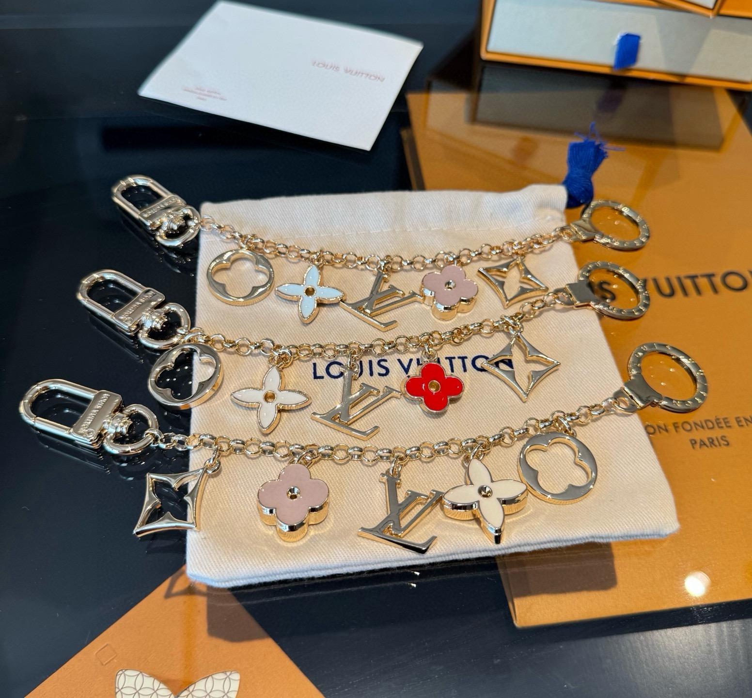 🔥 lv钥匙扣 包包挂链 挂饰Fleur de Monogram 包饰链条聚焦经典 Monogram 元