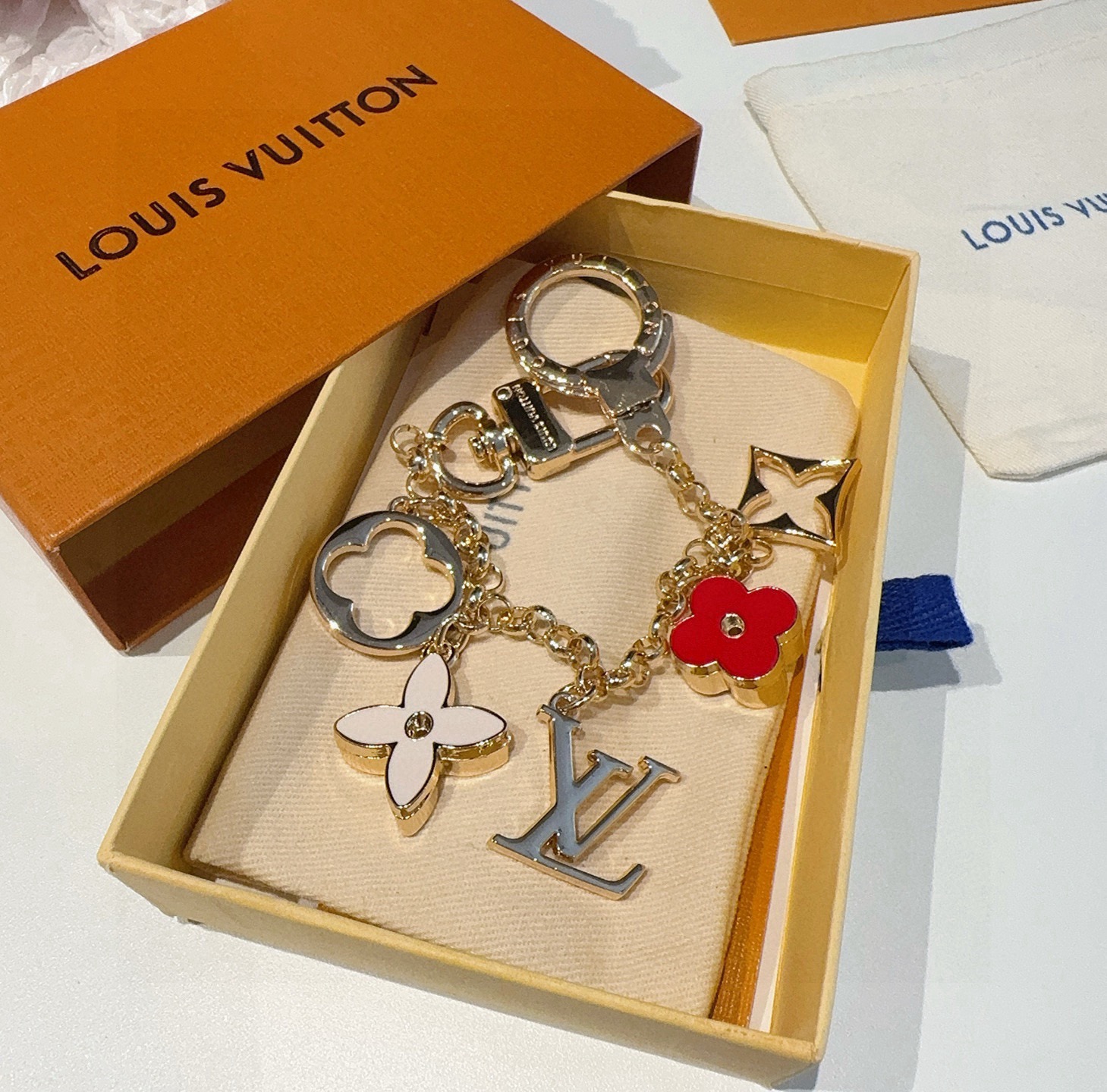 🔥 lv钥匙扣 包包挂链 挂饰Fleur de Monogram 包饰链条聚焦经典 Monogram 元