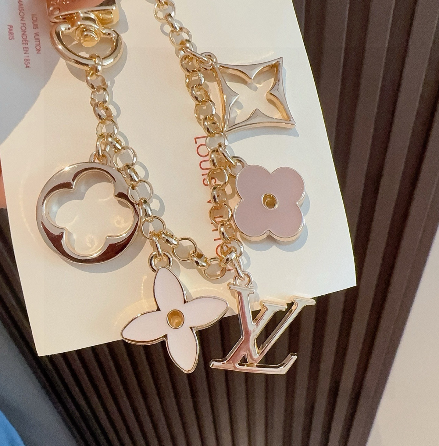 🔥 lv钥匙扣 包包挂链 挂饰Fleur de Monogram 包饰链条聚焦经典 Monogram 元