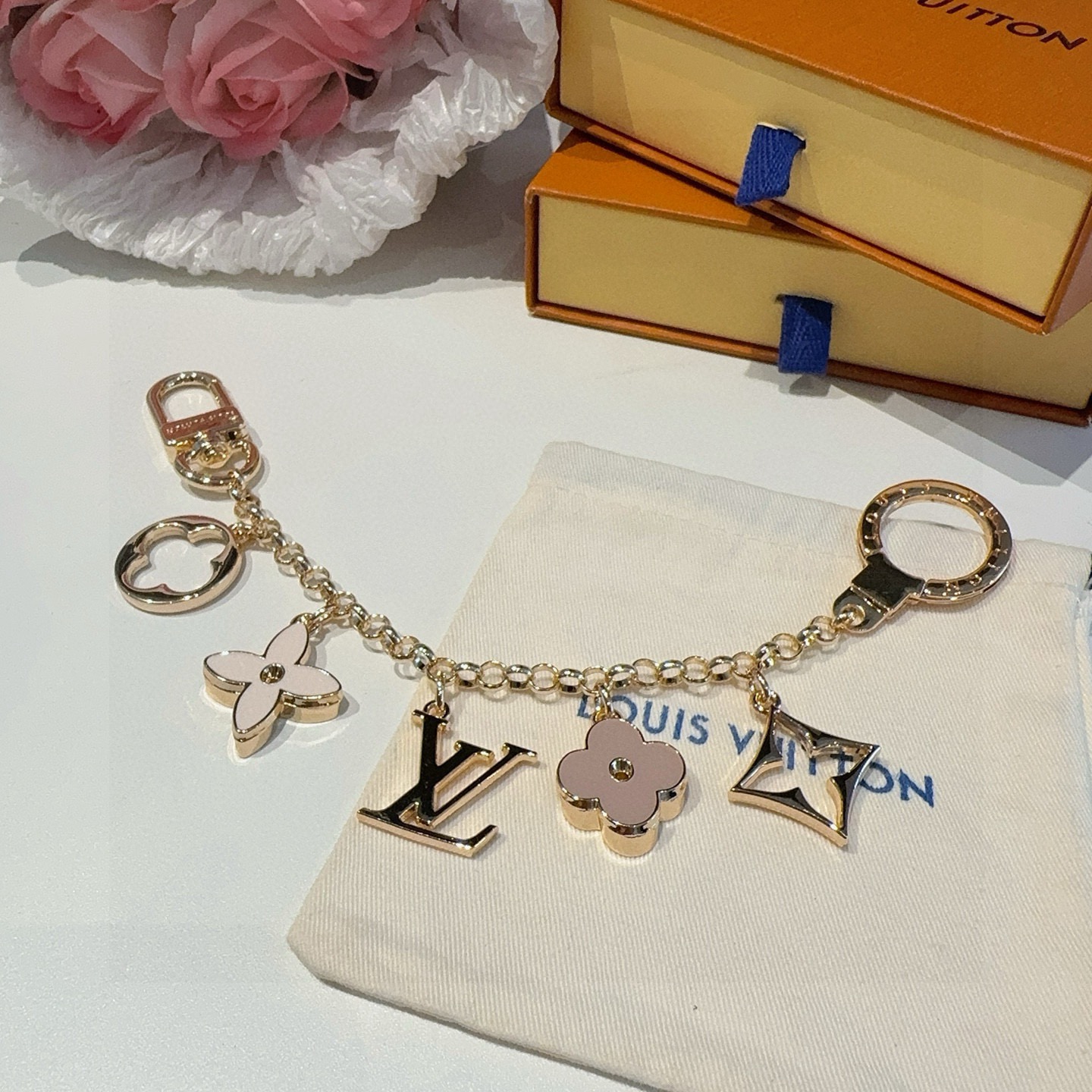 🔥 lv钥匙扣 包包挂链 挂饰Fleur de Monogram 包饰链条聚焦经典 Monogram 元
