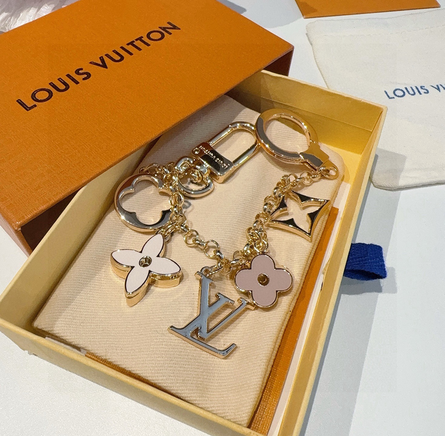 🔥 lv钥匙扣 包包挂链 挂饰Fleur de Monogram 包饰链条聚焦经典 Monogram 元