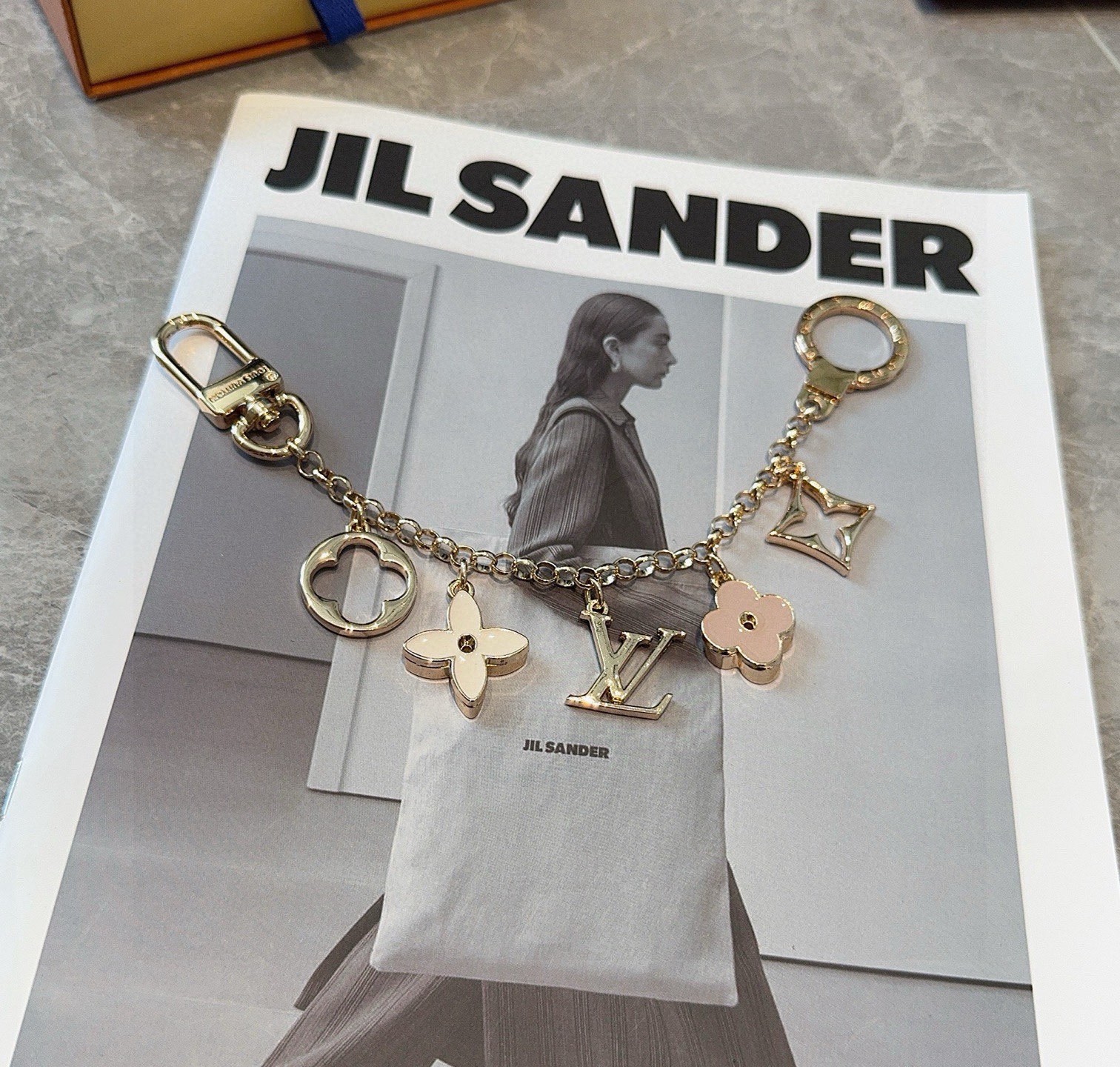 🔥 lv钥匙扣 包包挂链 挂饰Fleur de Monogram 包饰链条聚焦经典 Monogram 元