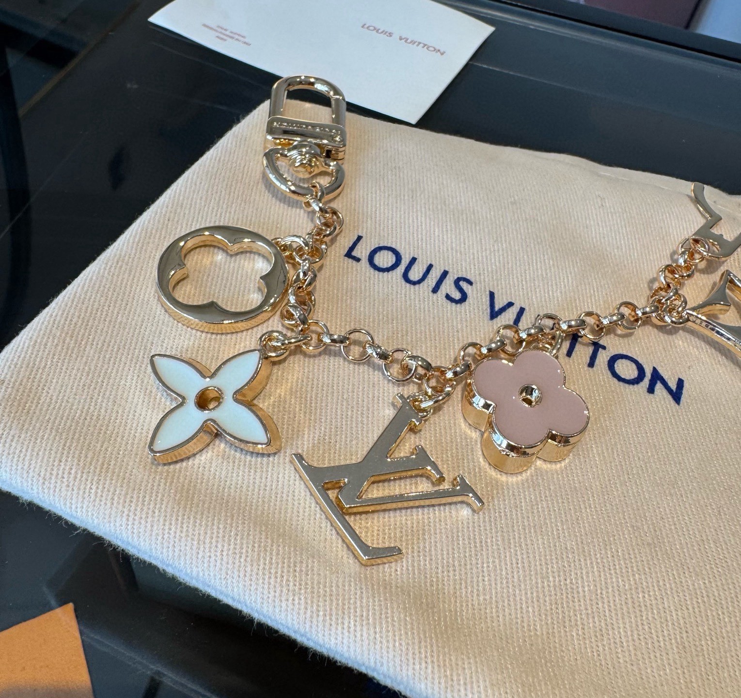 🔥 lv钥匙扣 包包挂链 挂饰Fleur de Monogram 包饰链条聚焦经典 Monogram 元