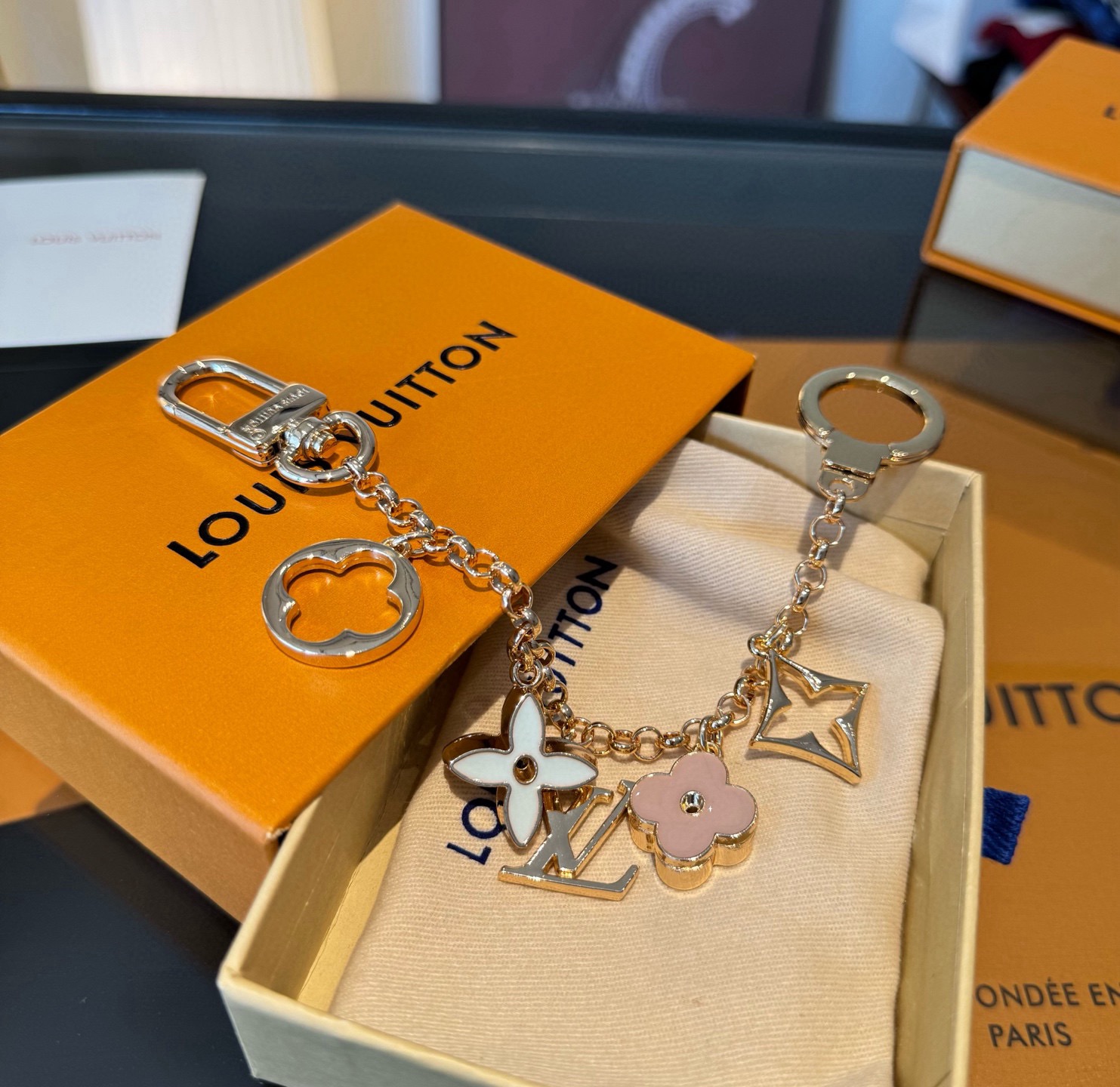🔥 lv钥匙扣 包包挂链 挂饰Fleur de Monogram 包饰链条聚焦经典 Monogram 元