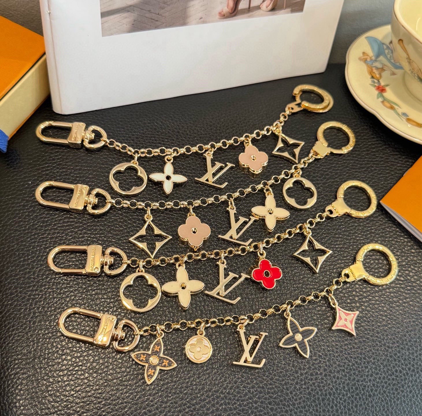 🔥 lv钥匙扣 包包挂链 挂饰Fleur de Monogram 包饰链条聚焦经典 Monogram 元