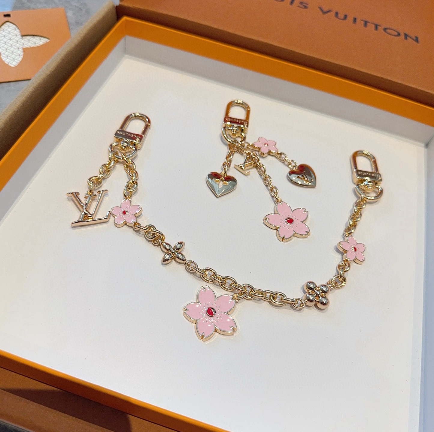 Lv钥匙扣 村上隆合作款樱花🌸钥匙扣 包饰挂件本款链条包饰出自路易威登x村上隆复刻系列，为耀目链条交错排