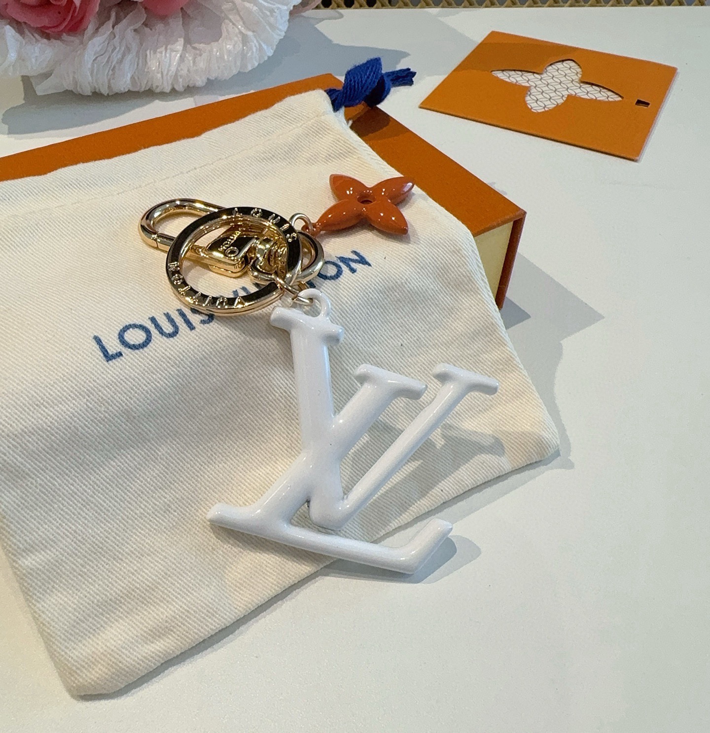 🔥LV钥匙扣珐琅工艺LV字母挂件 PoP Flower包和钥匙扣的魅力非常适合为皮革配饰增添标志性的色彩