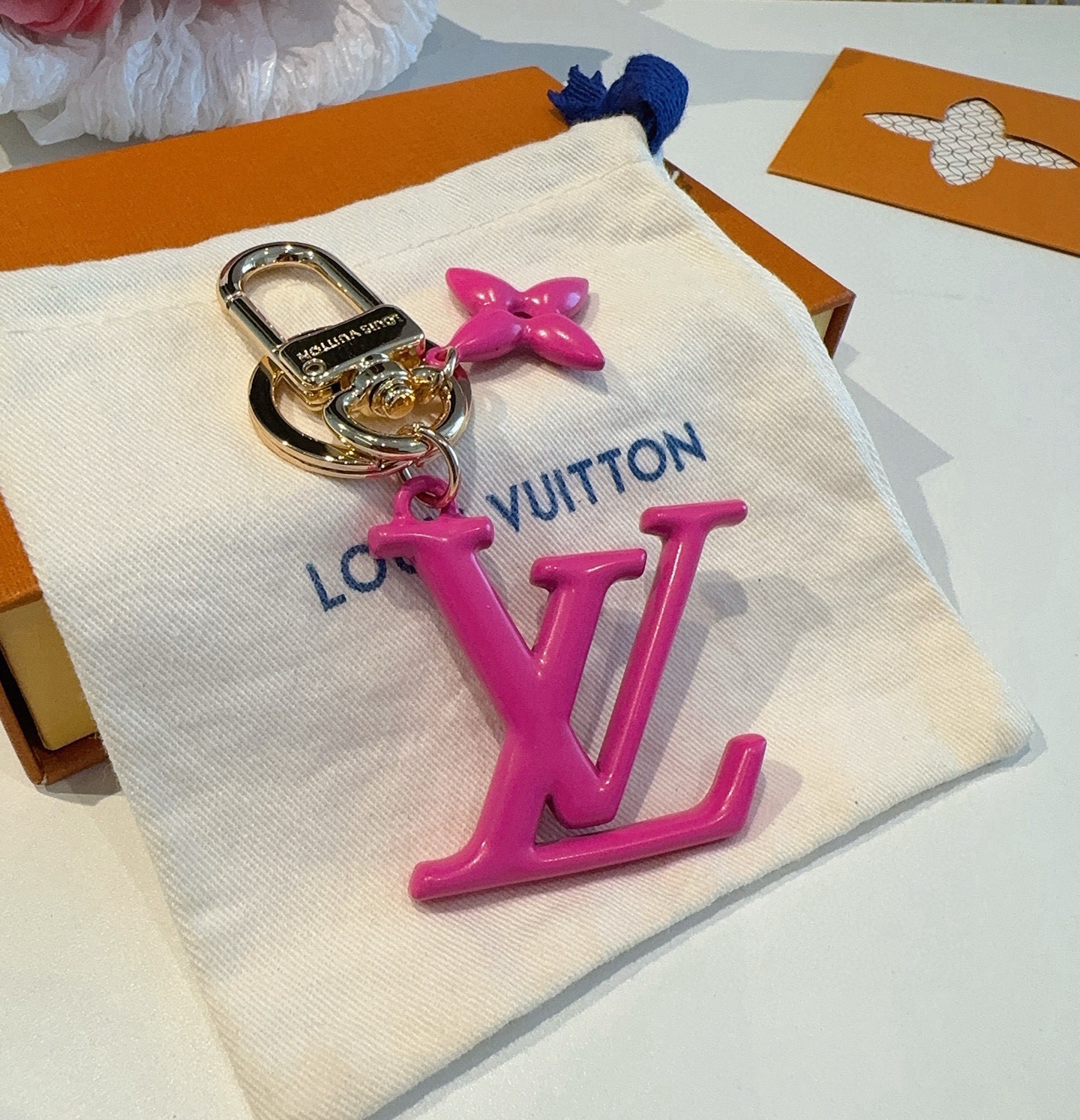 🔥LV钥匙扣珐琅工艺LV字母挂件 PoP Flower包和钥匙扣的魅力非常适合为皮革配饰增添标志性的色彩
