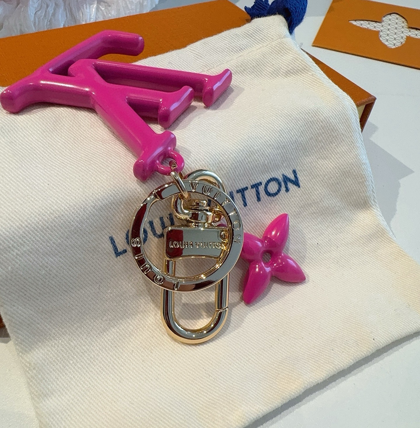 🔥LV钥匙扣珐琅工艺LV字母挂件 PoP Flower包和钥匙扣的魅力非常适合为皮革配饰增添标志性的色彩