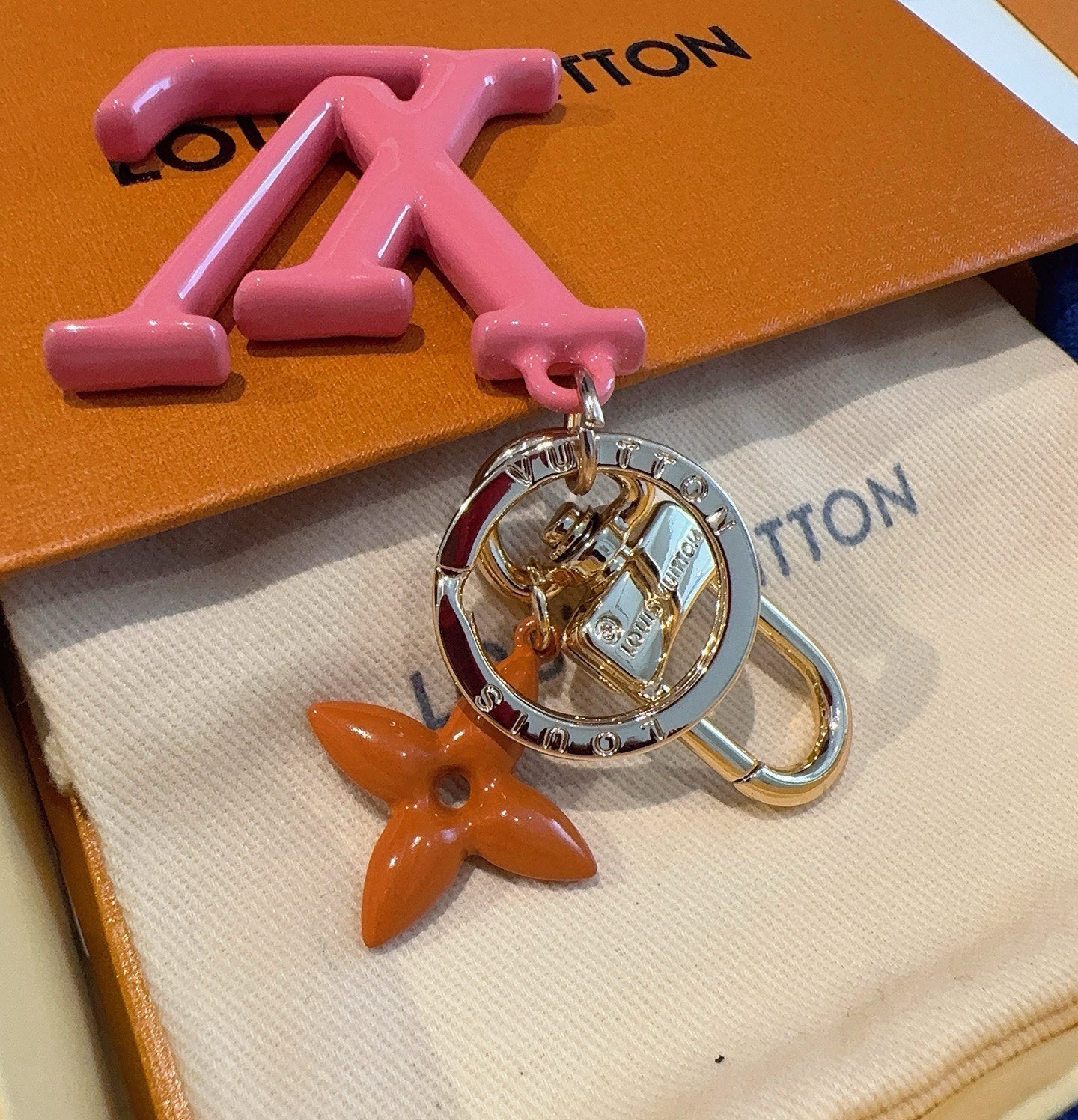 🔥LV钥匙扣珐琅工艺LV字母挂件 PoP Flower包和钥匙扣的魅力非常适合为皮革配饰增添标志性的色彩