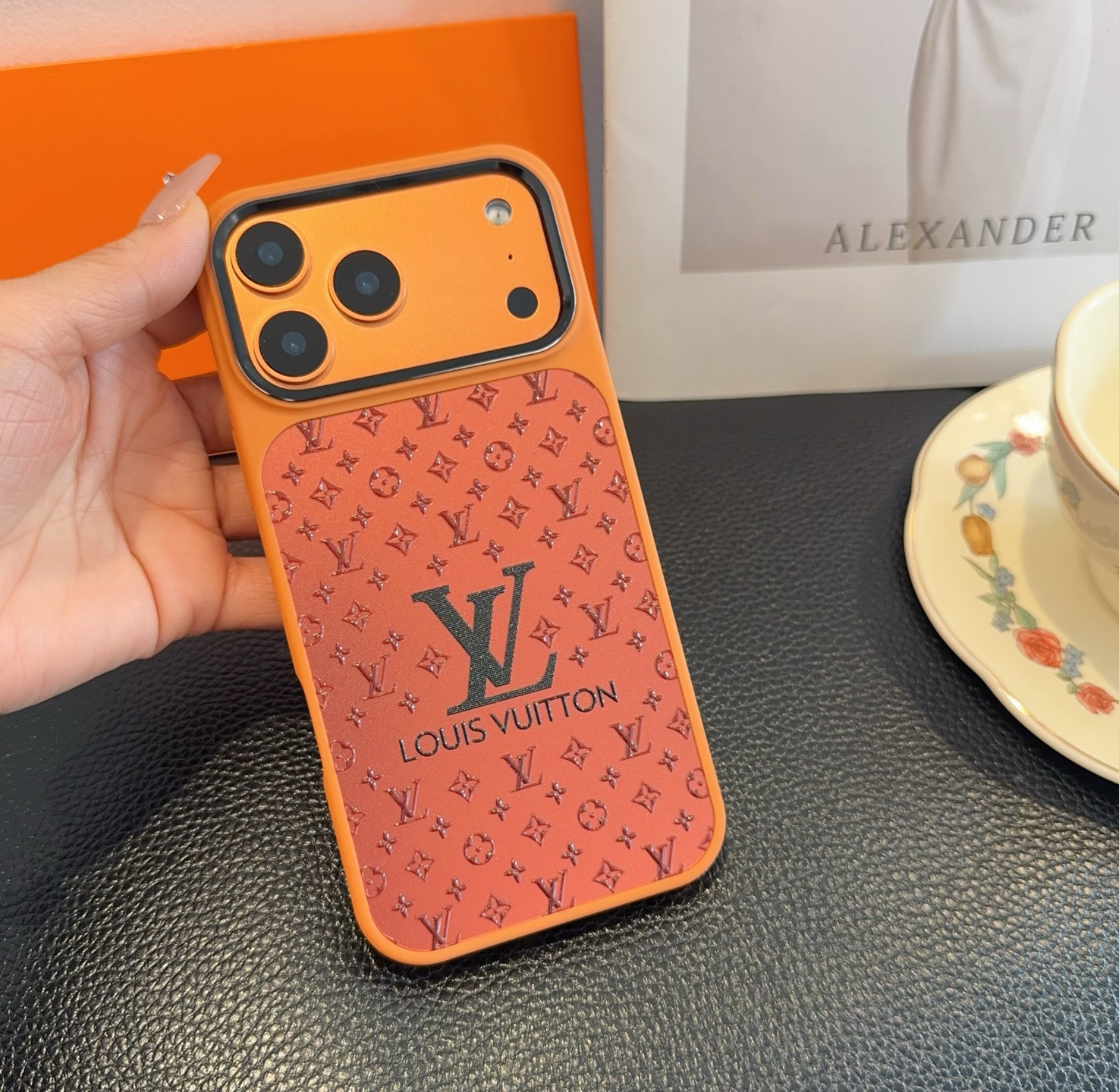 🔥上新🆕星宇橙🧡LV手机壳水晶闪粉浮雕高光金属镜头圈软边全包型号：为了不出现报错型号，请打开本机查看手机