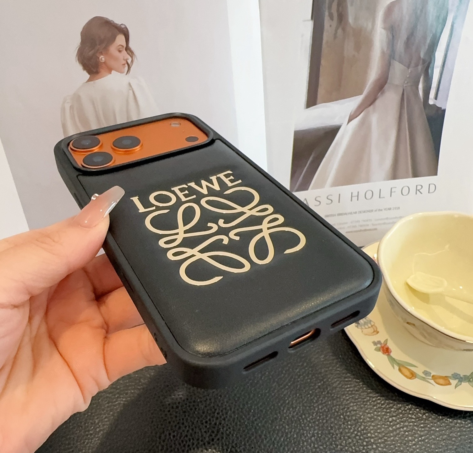 上新🎉🎉🎉🎉Loewe.罗意威手机壳 烫金全包壳型号：为了不出现报错型号，请打开本机查看手机设置显示的型