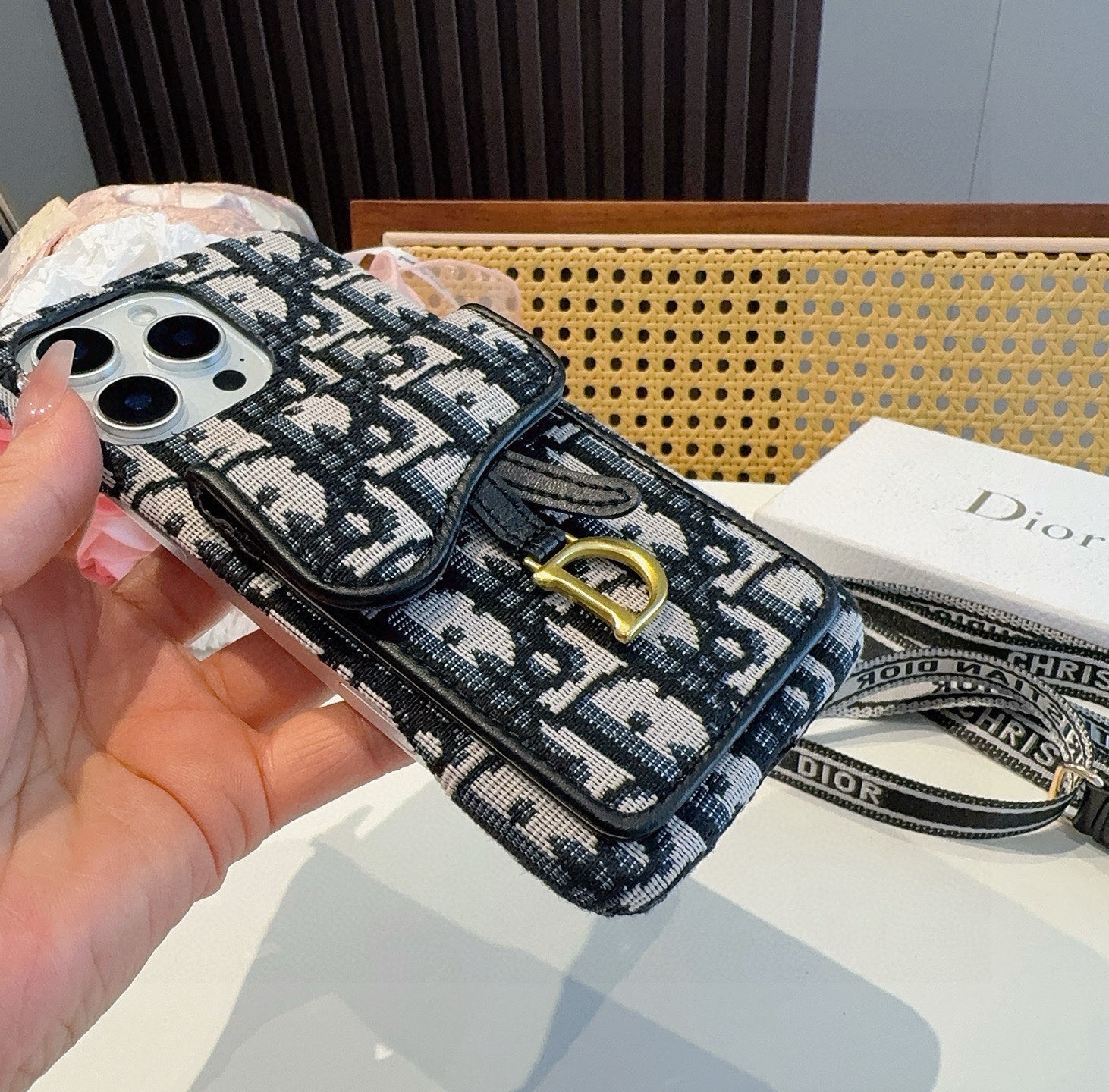 🎉Dior迪奥马鞍包插卡包手机壳，可装卡片、证件，可当支架，搭配同款织带肩带，斜挎手机壳小姐姐必备款！型