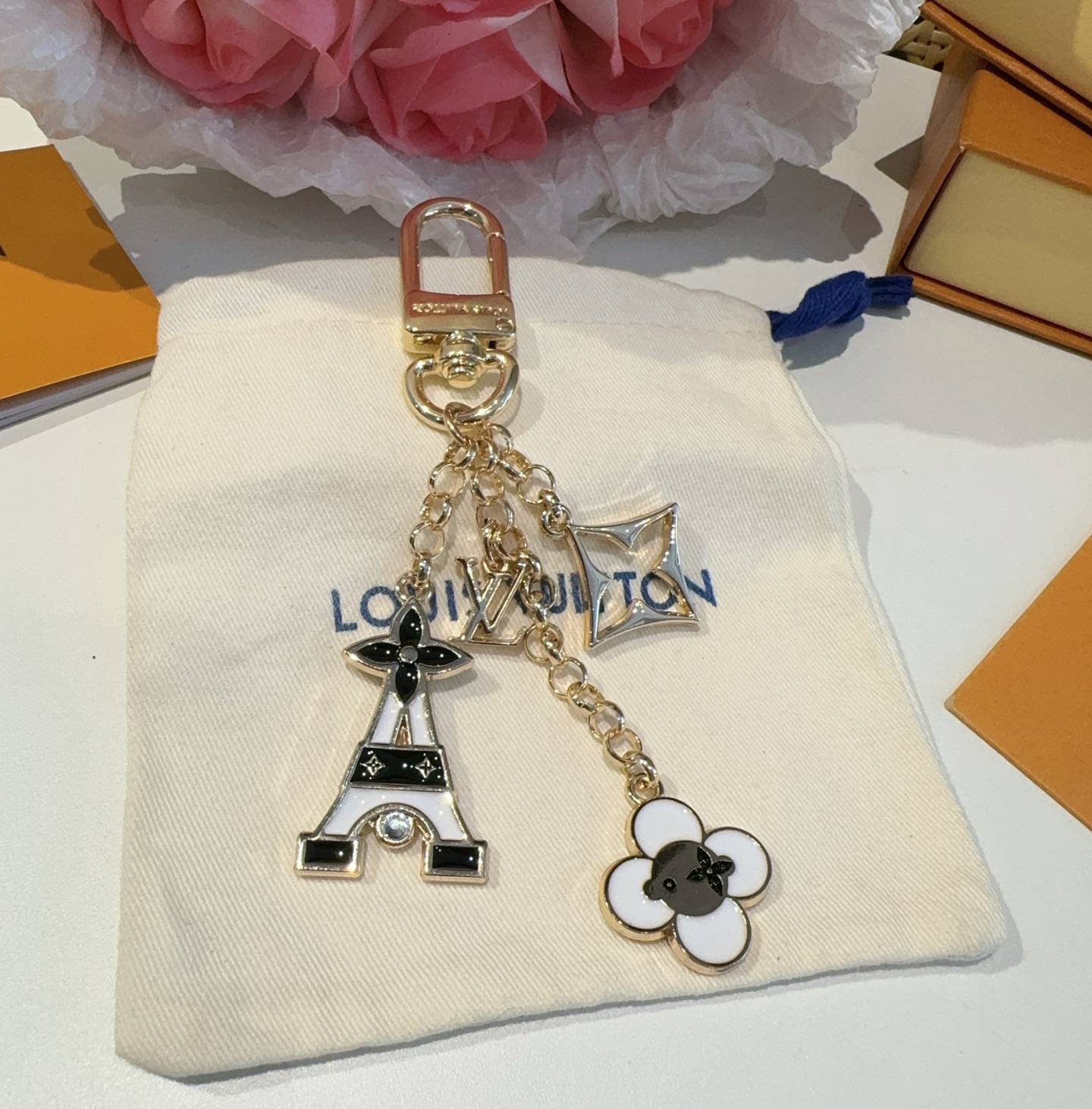 🔥 Lv包饰与钥匙扣 包包挂件LV 巴黎铁塔精巧链条四叶草铭牌装饰，与小号尖瓣 Monogram 花卉相