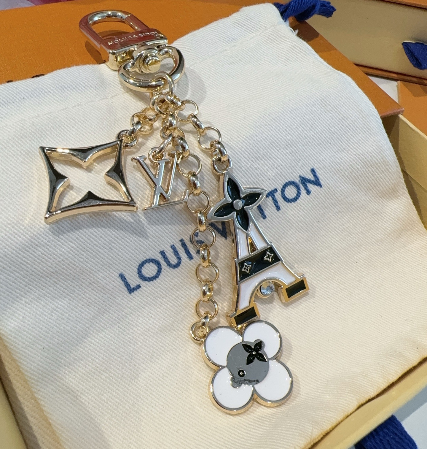 🔥 Lv包饰与钥匙扣 包包挂件LV 巴黎铁塔精巧链条四叶草铭牌装饰，与小号尖瓣 Monogram 花卉相