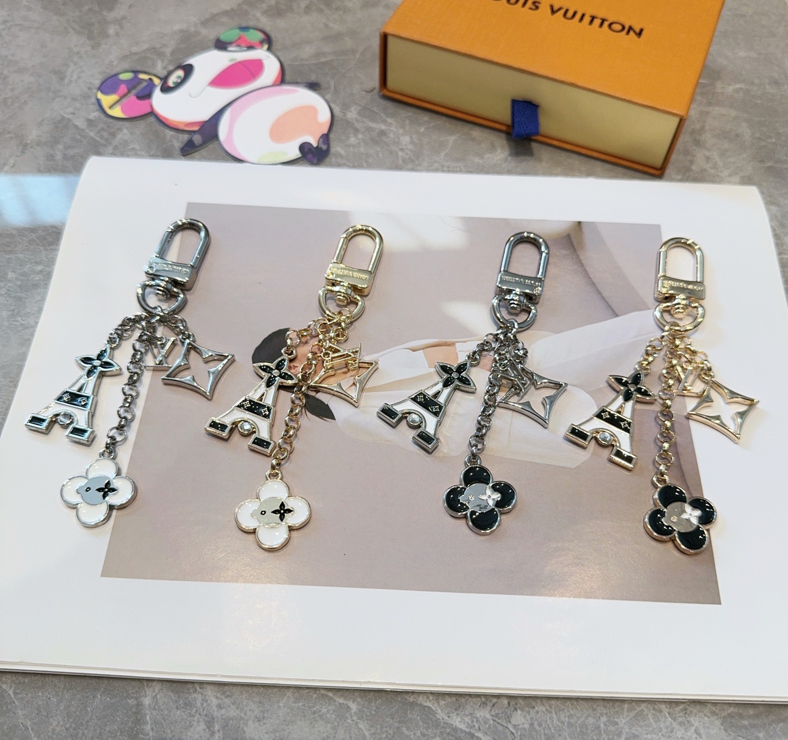 🔥 Lv包饰与钥匙扣 包包挂件LV 巴黎铁塔精巧链条四叶草铭牌装饰，与小号尖瓣 Monogram 花卉相