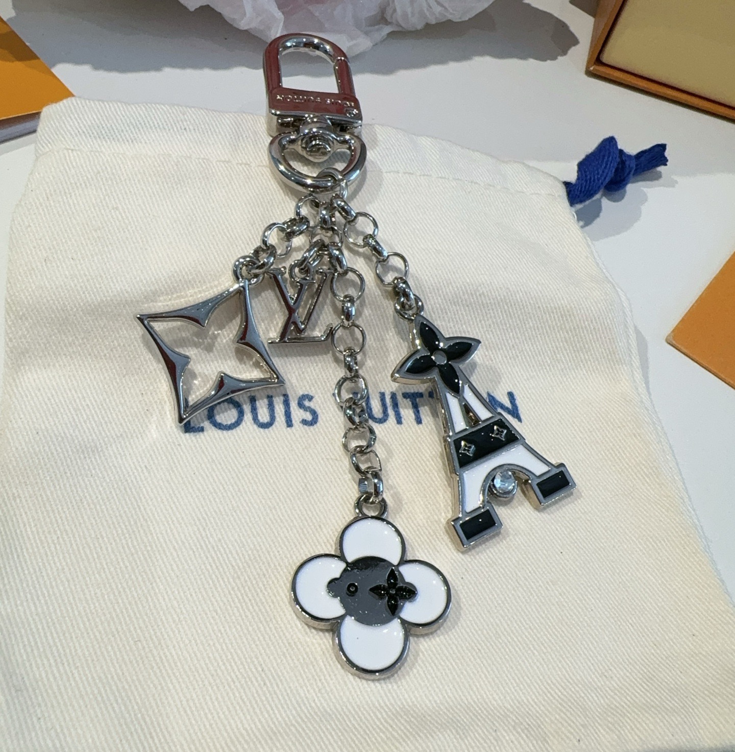 🔥 Lv包饰与钥匙扣 包包挂件LV 巴黎铁塔精巧链条四叶草铭牌装饰，与小号尖瓣 Monogram 花卉相