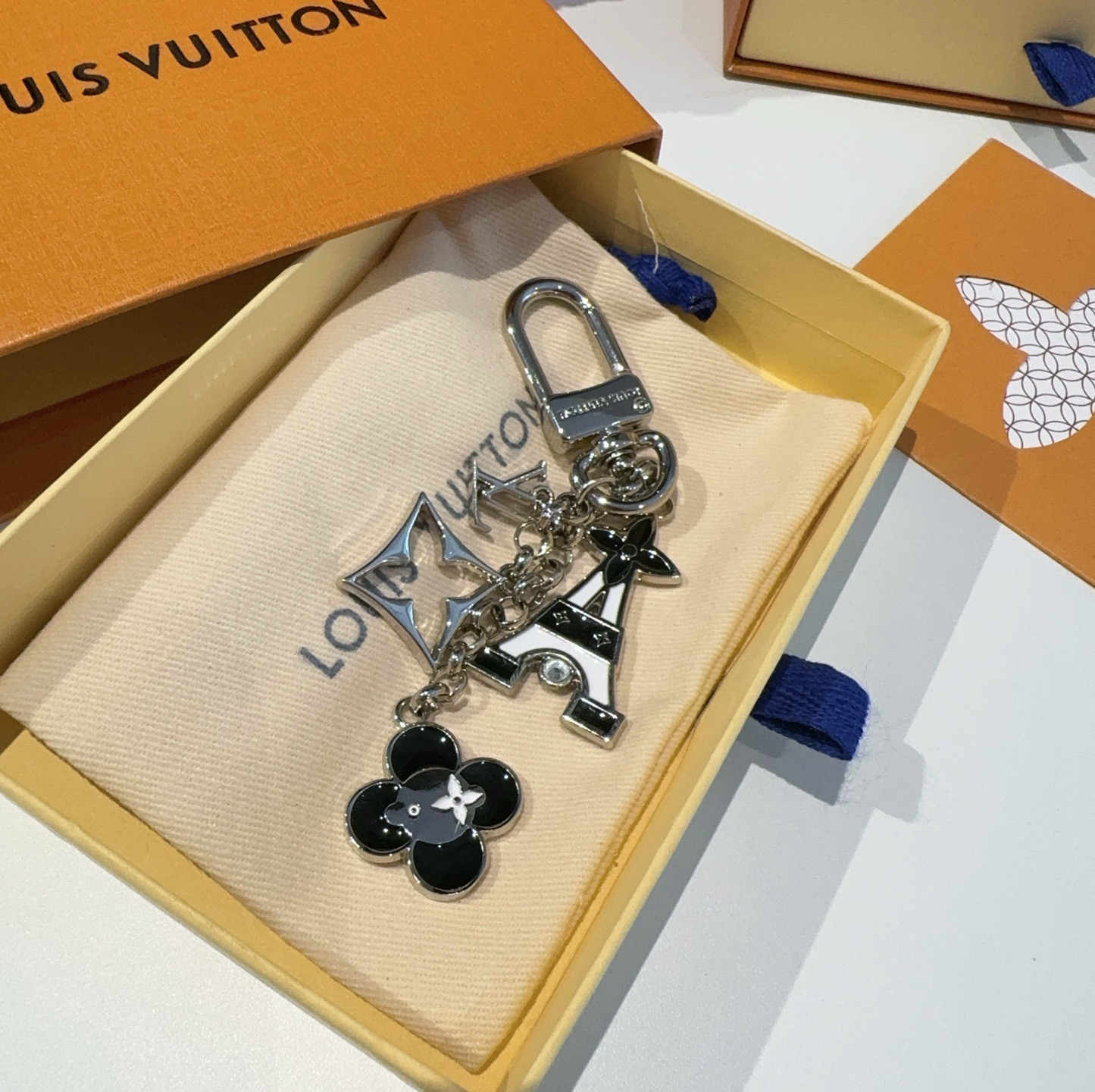 🔥 Lv包饰与钥匙扣 包包挂件LV 巴黎铁塔精巧链条四叶草铭牌装饰，与小号尖瓣 Monogram 花卉相