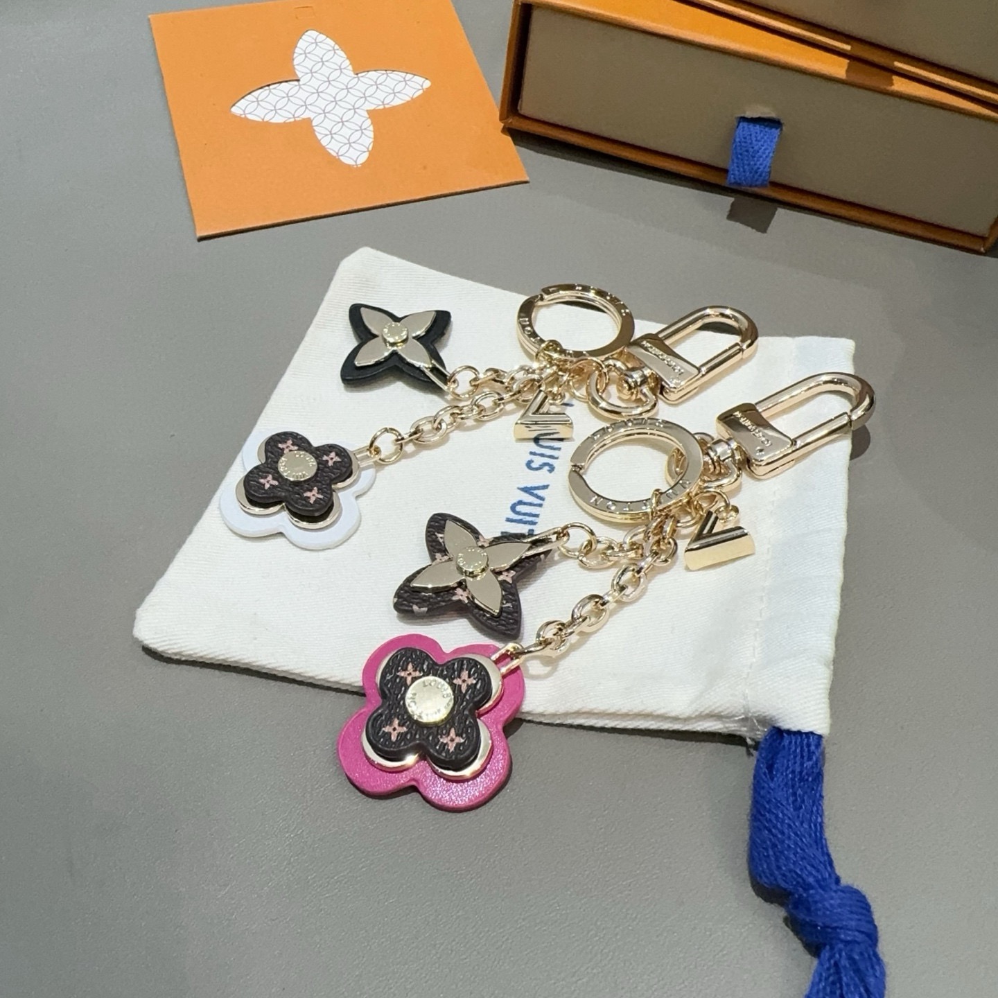 🔥LOUIS VUITTON官网钥匙扣 LV经典四瓣花设计，63084 包饰🌹钥匙扣原版开模代购级品质，