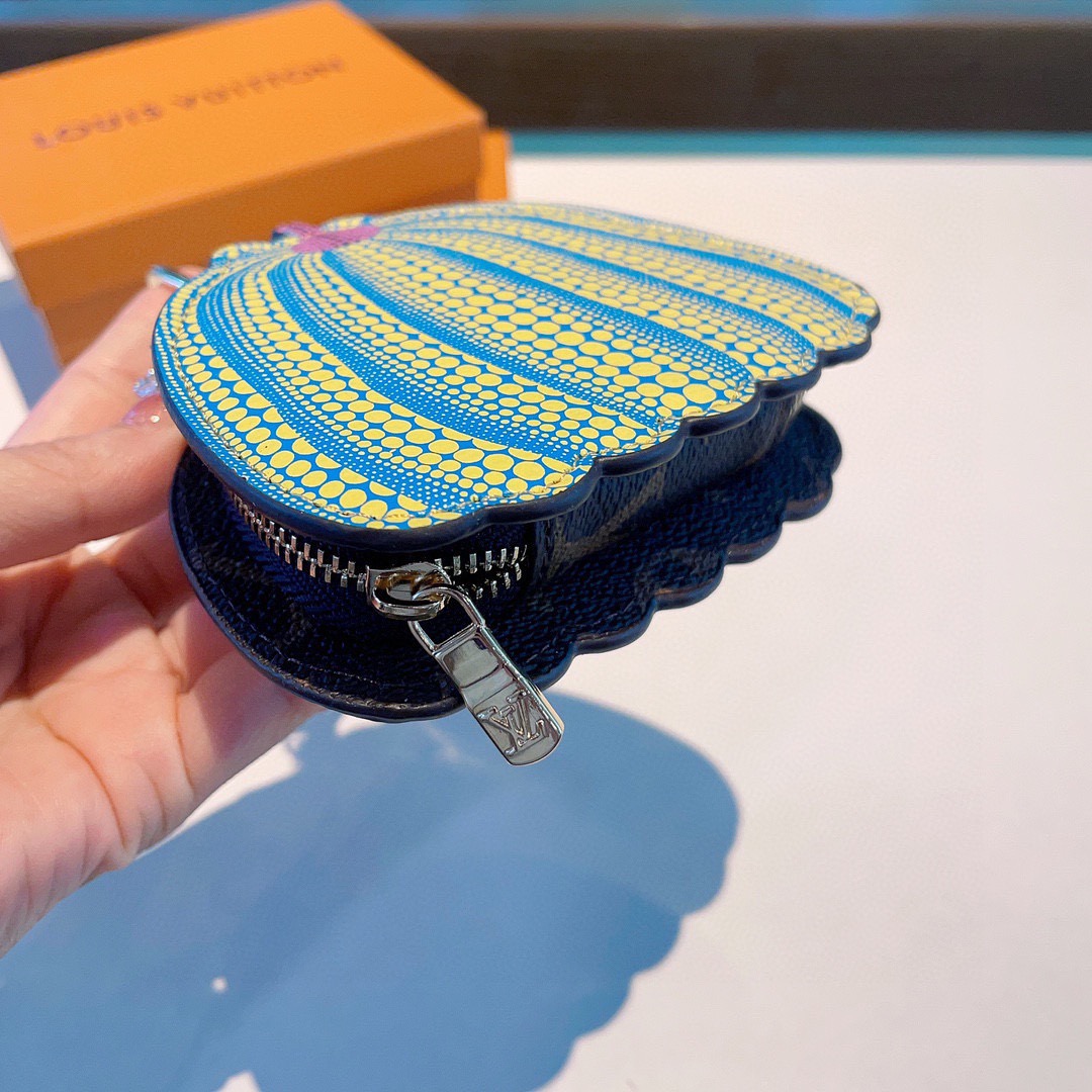 LV草间弥生南瓜零钱包挂饰，南瓜零钱包9×11×2.5㎝，不是小费包，放iPod刚刚好！可以当耳机包！挂