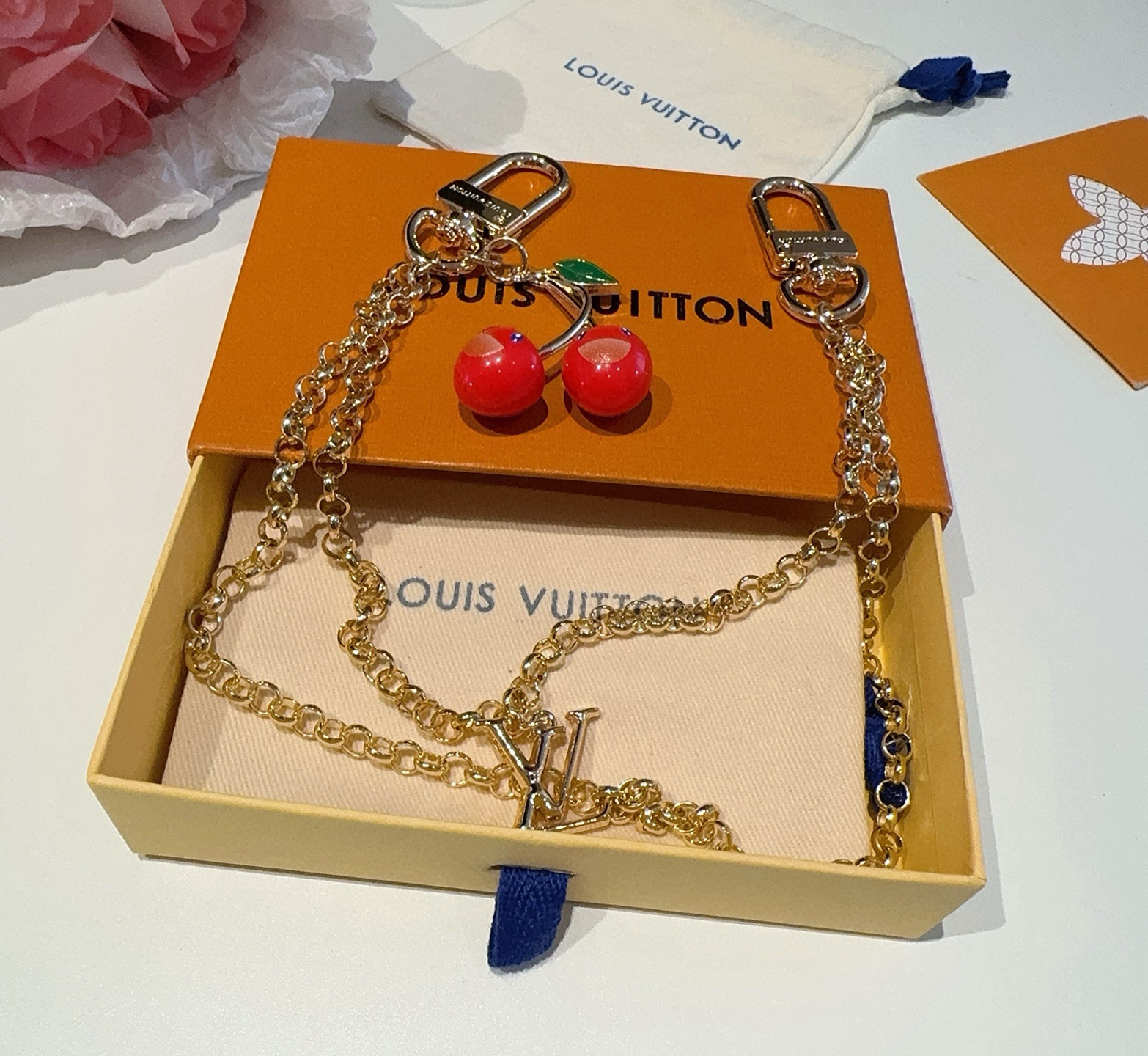 LV x TM LV Cerise 包包链条 包挂饰 钥匙扣 出自路易威登x村上隆复刻系列，为双链条设计