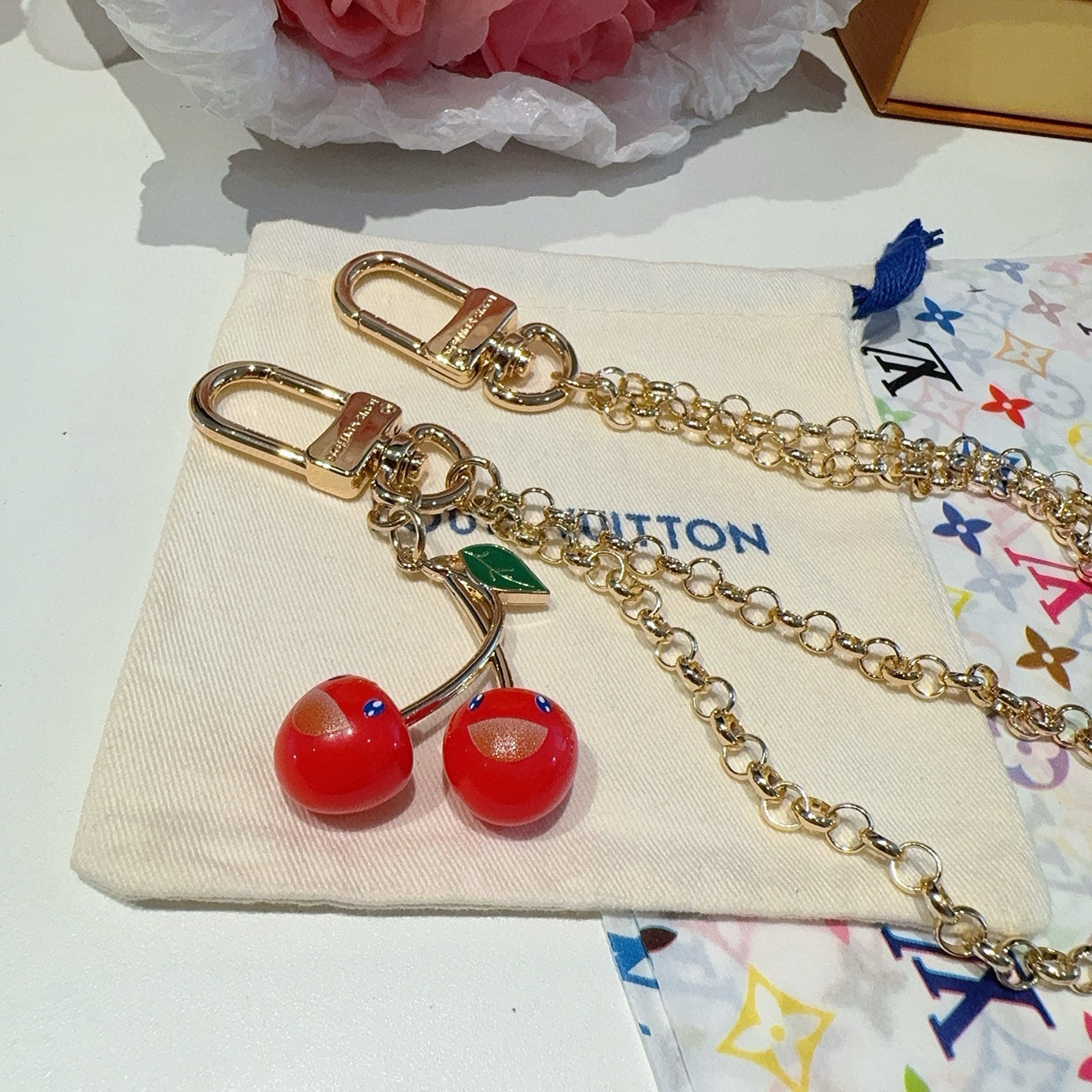 LV x TM LV Cerise 包包链条 包挂饰 钥匙扣 出自路易威登x村上隆复刻系列，为双链条设计