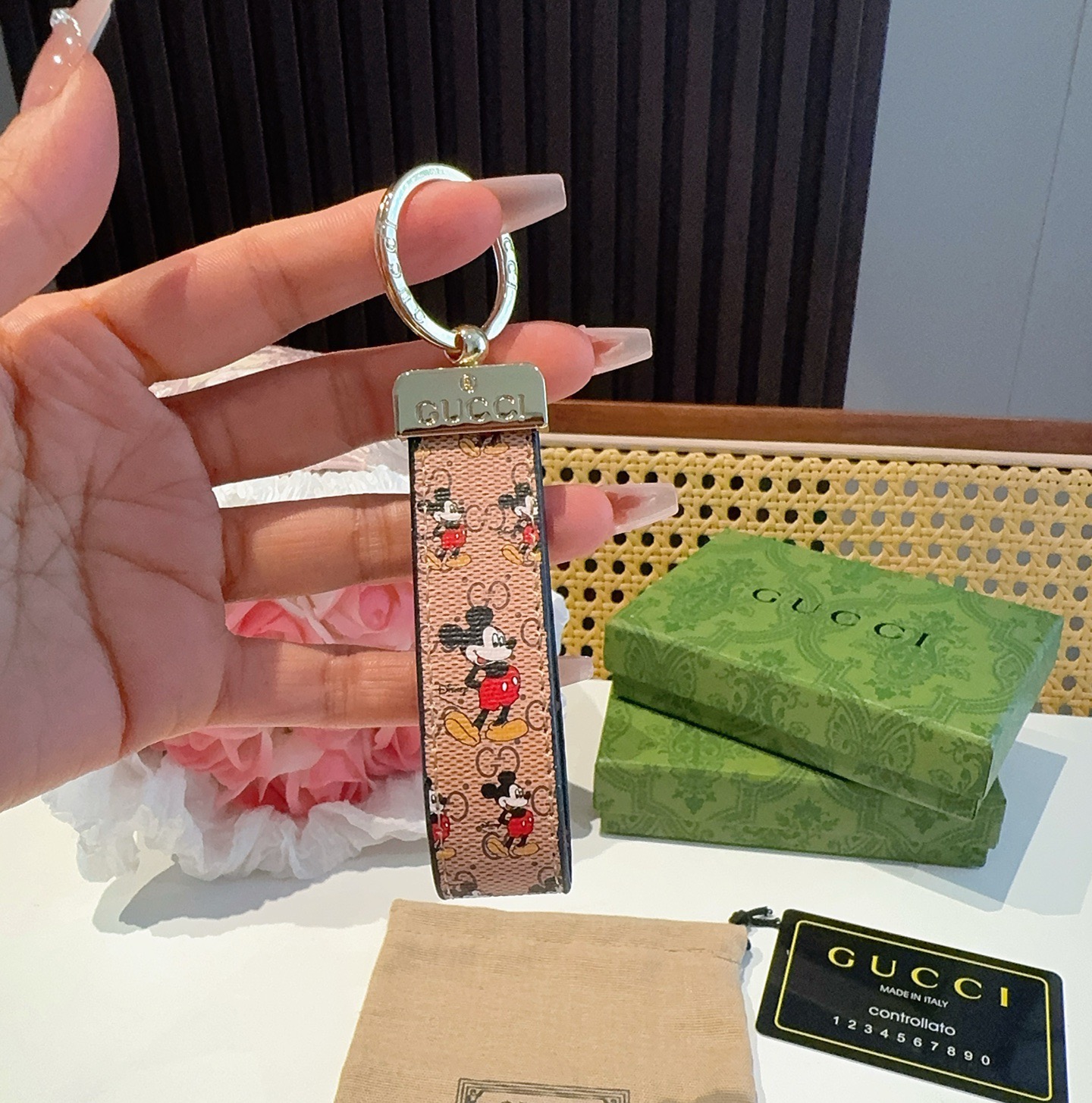 爆款推荐 古驰Gucci钥匙扣 车钥匙挂件包包挂饰 DauPhine Dragonne 钥匙扣彰显金属匠