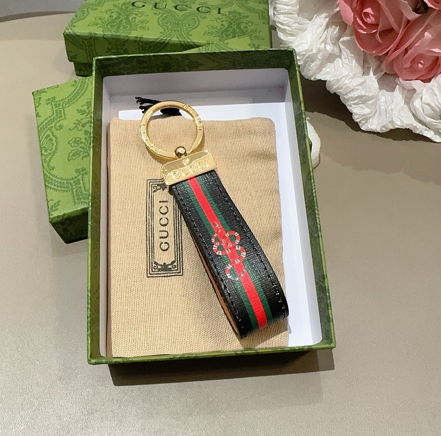 爆款推荐 古驰Gucci钥匙扣 车钥匙挂件包包挂饰 DauPhine Dragonne 钥匙扣彰显金属匠
