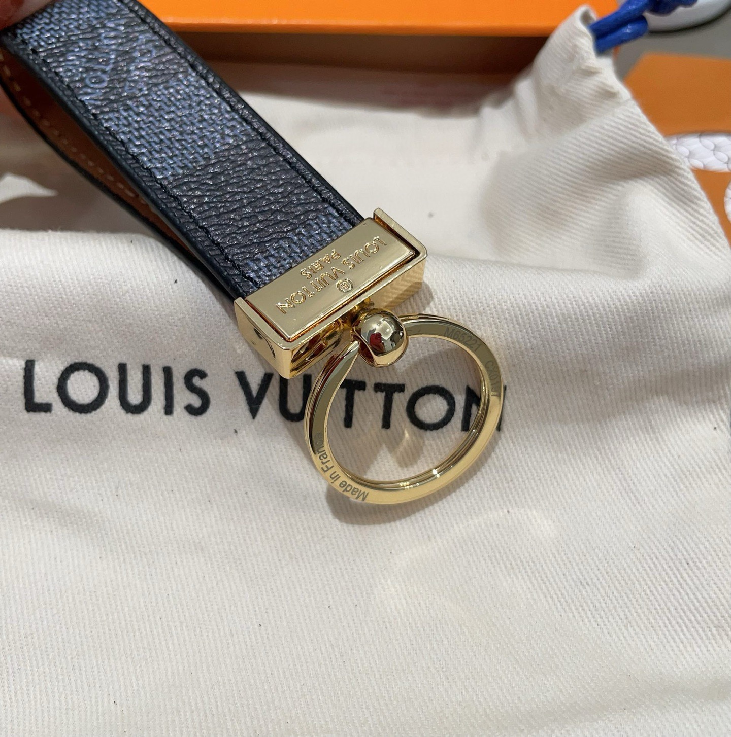 LV 钥匙扣车钥匙扣经典老花/黑格，Monogram 帆布不仅精美，而且经久耐用， 是 Dragonne