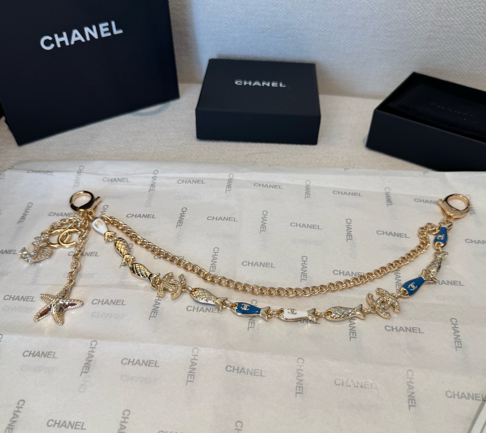 CHANEL香奈儿小鱼儿🐠钥匙扣挂件 ~香奈儿包链挂饰挂件精巧经典菱格纹搭配双C标志，奢华与趣味并存。随