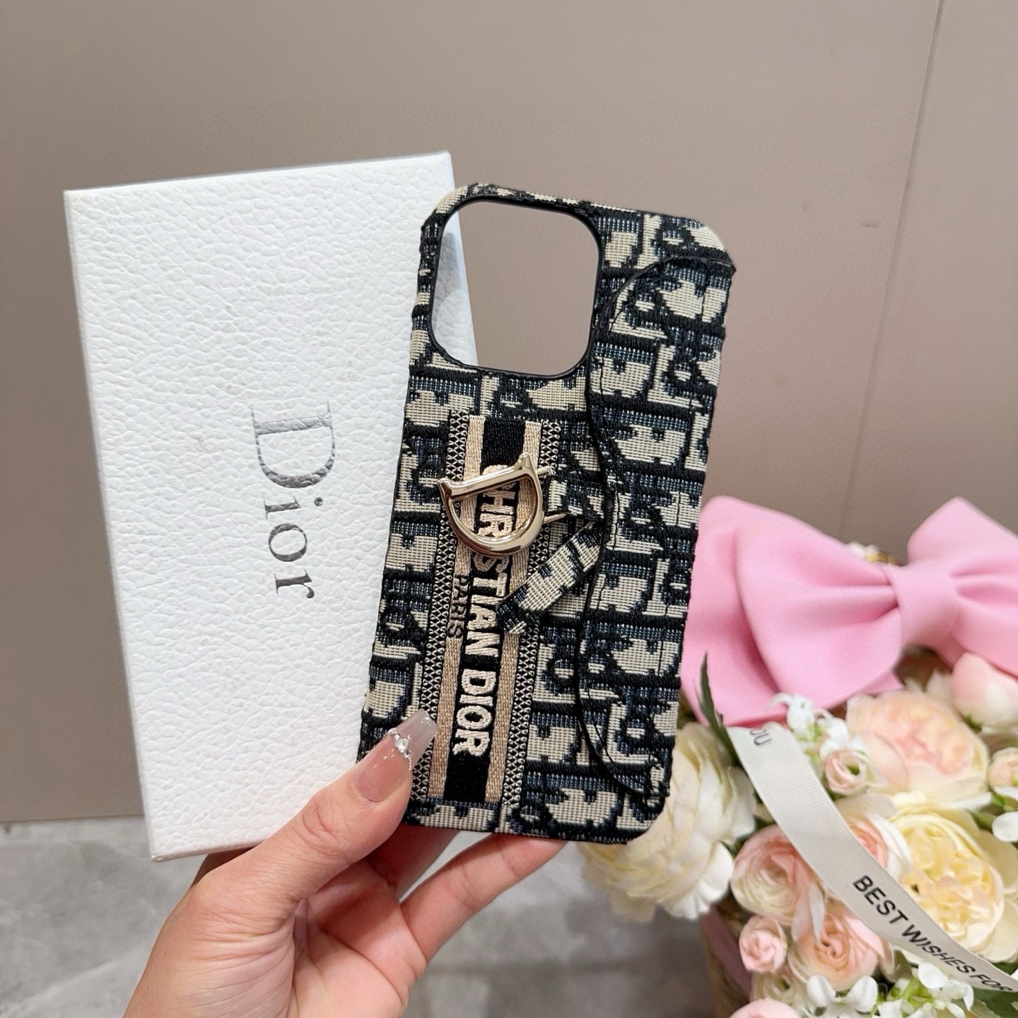 ✨✨iPhone16型号已更新Dior刺绣布艺刺绣卡包手机壳型号：为了不出现报错型号，请打开本机查看手机