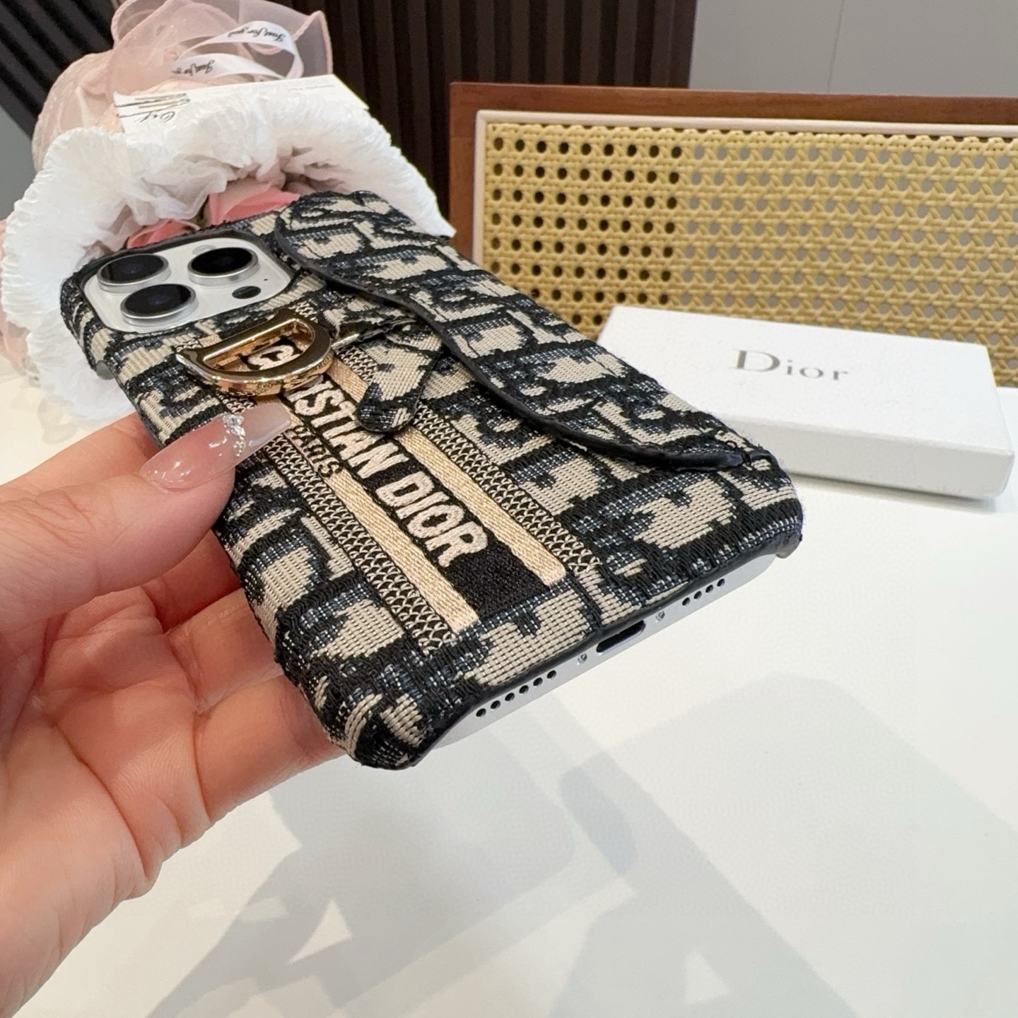 ✨✨iPhone16型号已更新Dior刺绣布艺刺绣卡包手机壳型号：为了不出现报错型号，请打开本机查看手机