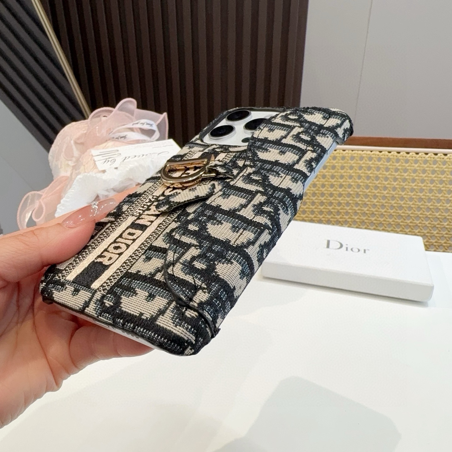 ✨✨iPhone16型号已更新Dior刺绣布艺刺绣卡包手机壳型号：为了不出现报错型号，请打开本机查看手机