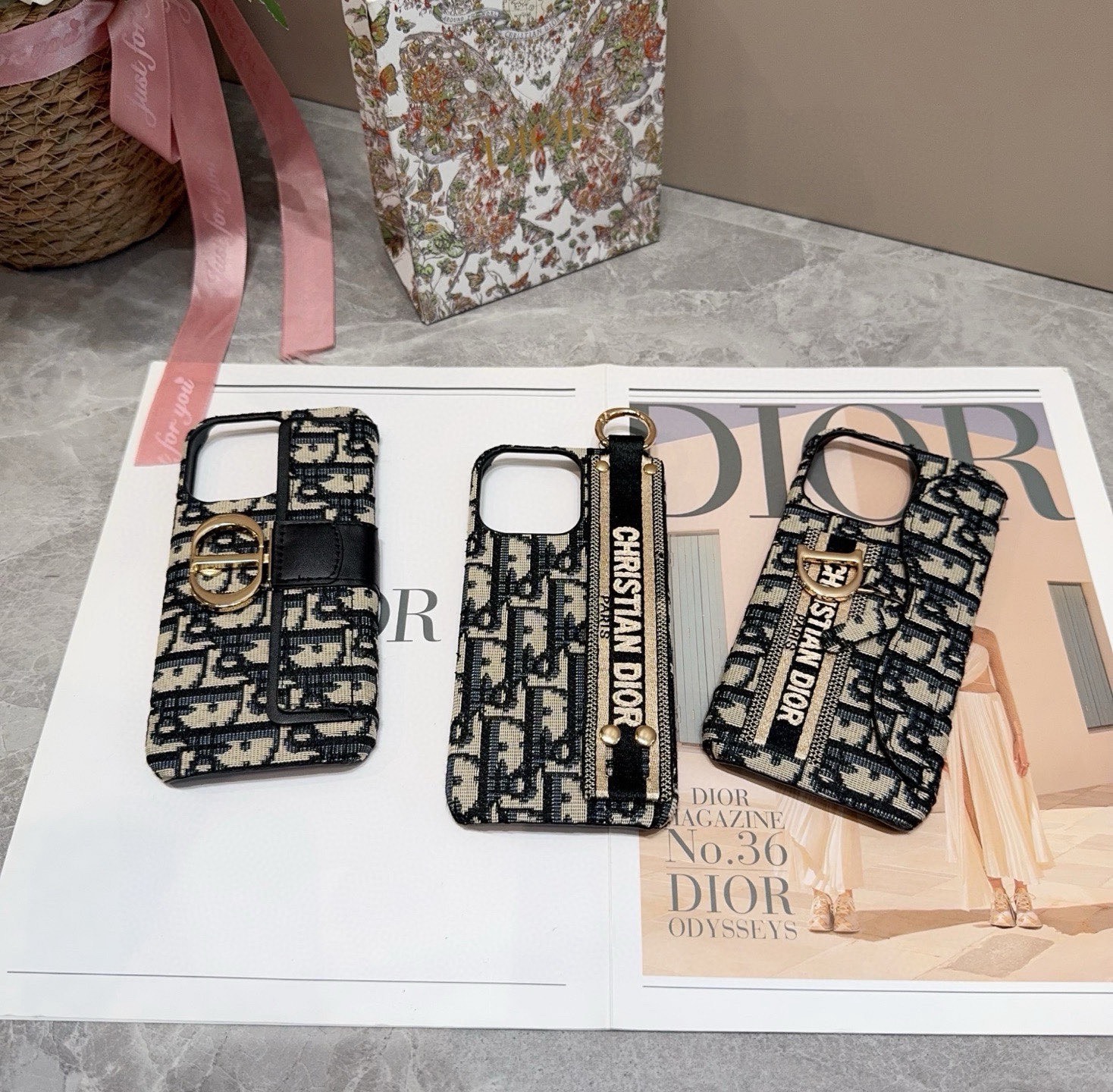 ✨✨iPhone16型号已更新Dior刺绣布艺刺绣卡包手机壳型号：为了不出现报错型号，请打开本机查看手机